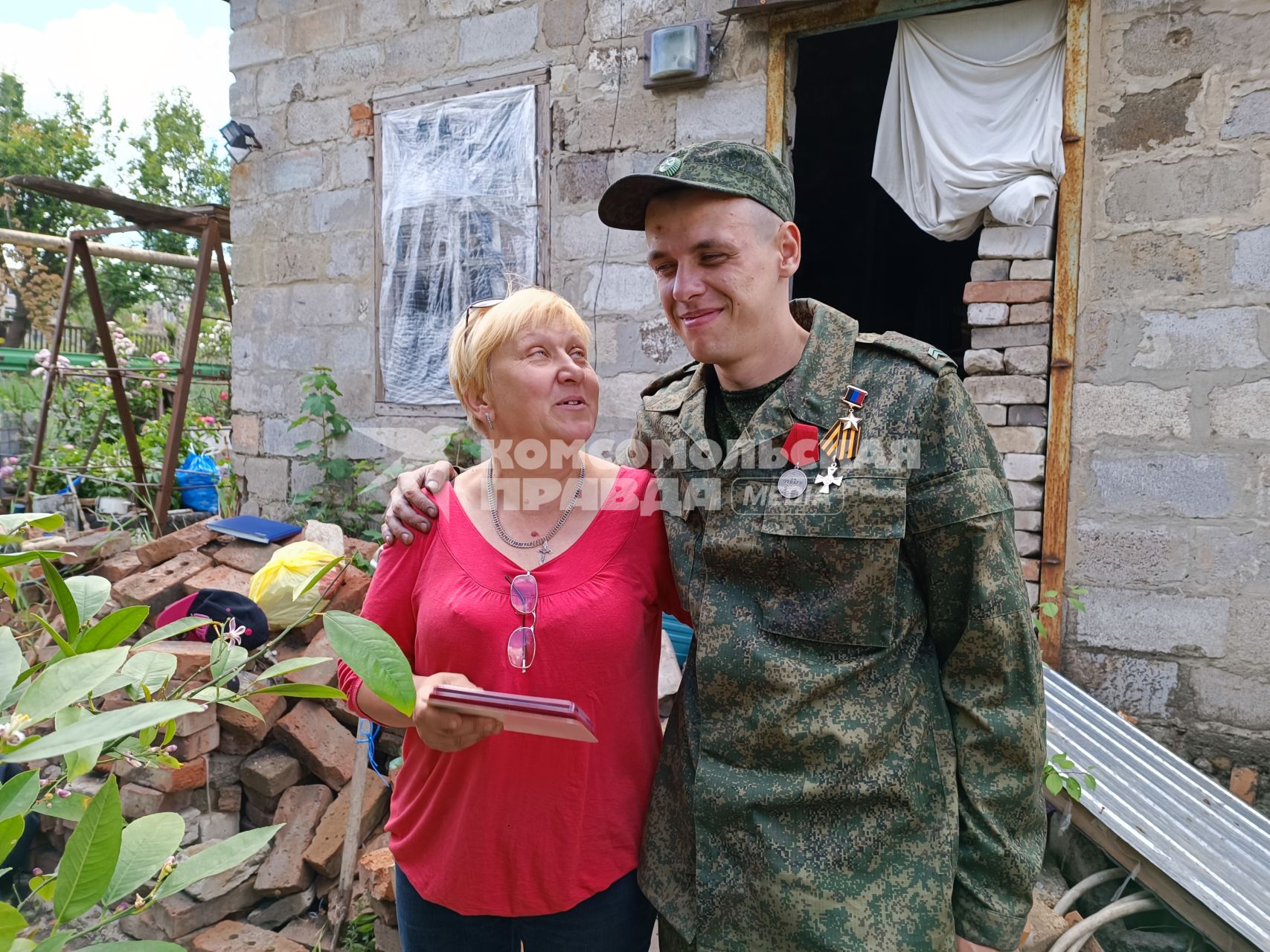 Донецкая область. г.Волноваха. Механик-водитель танка Т-72 армии ДНР Евгений Донченко и жительница Волновахи Светлана Щербина, спасшая от украинских боевиков контуженного Евгения, две недели скрывая его в собственном доме.