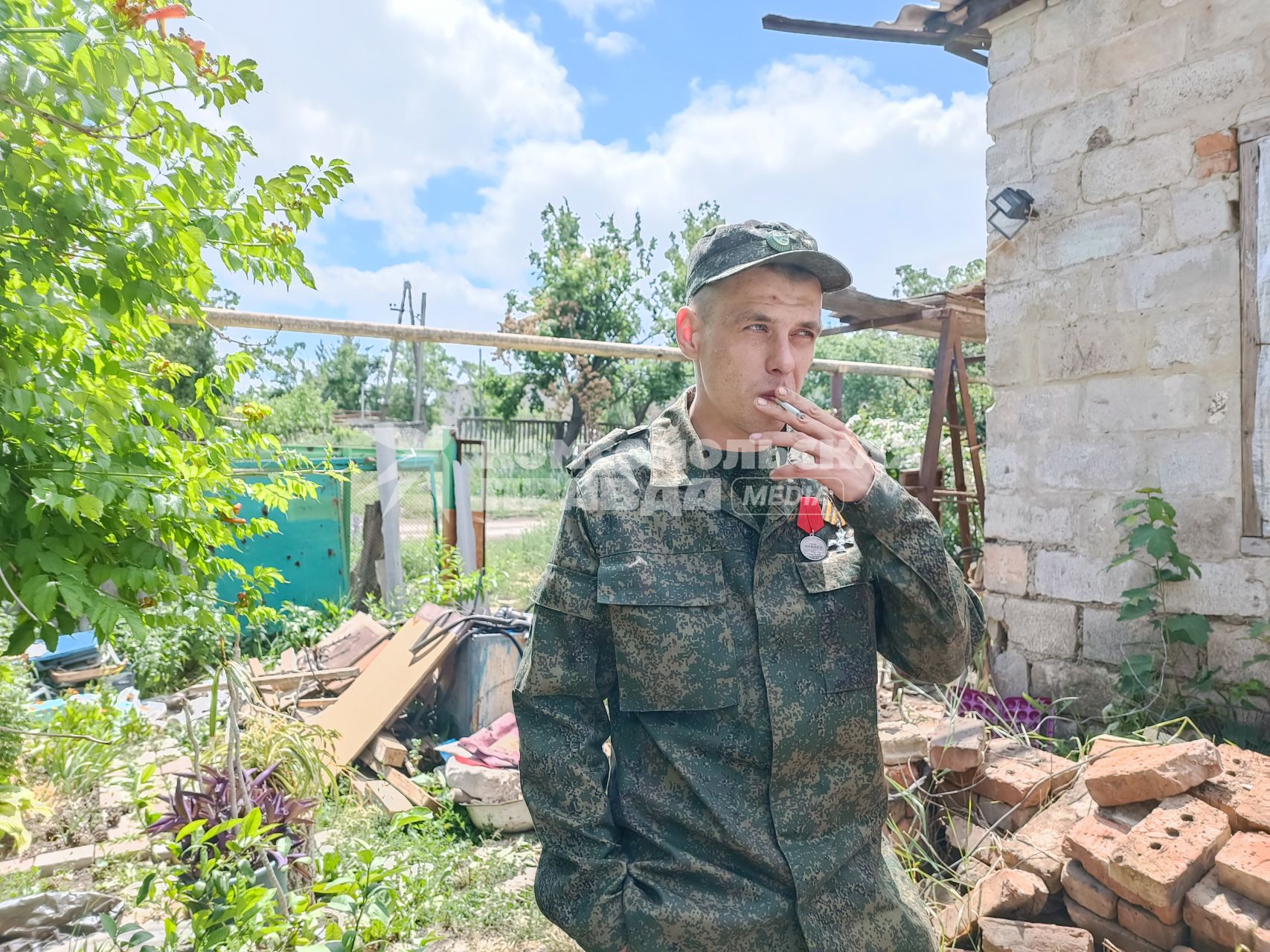 Донецкая область. г.Волноваха. Механик-водитель танка Т-72 армии ДНР Евгений Донченко, которому помогла жительница Волновахи Светлана Щербина, спасшая его от украинских боевиков, две недели скрывая его в собственном доме.