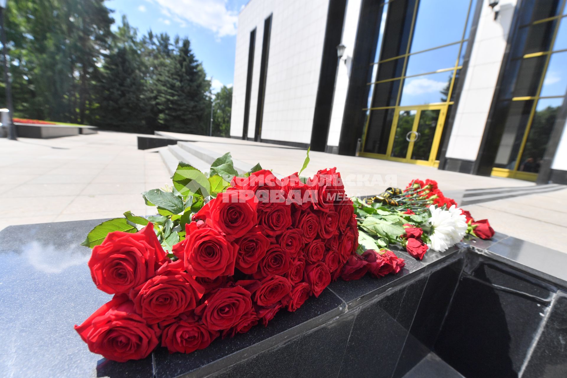 Москва. У прощального зала на Троекуровском кладбище, где должна была пройти церемония прощания с певцом Пьером Нарциссом. Церемонию перенесли с 25 на 29 июня.