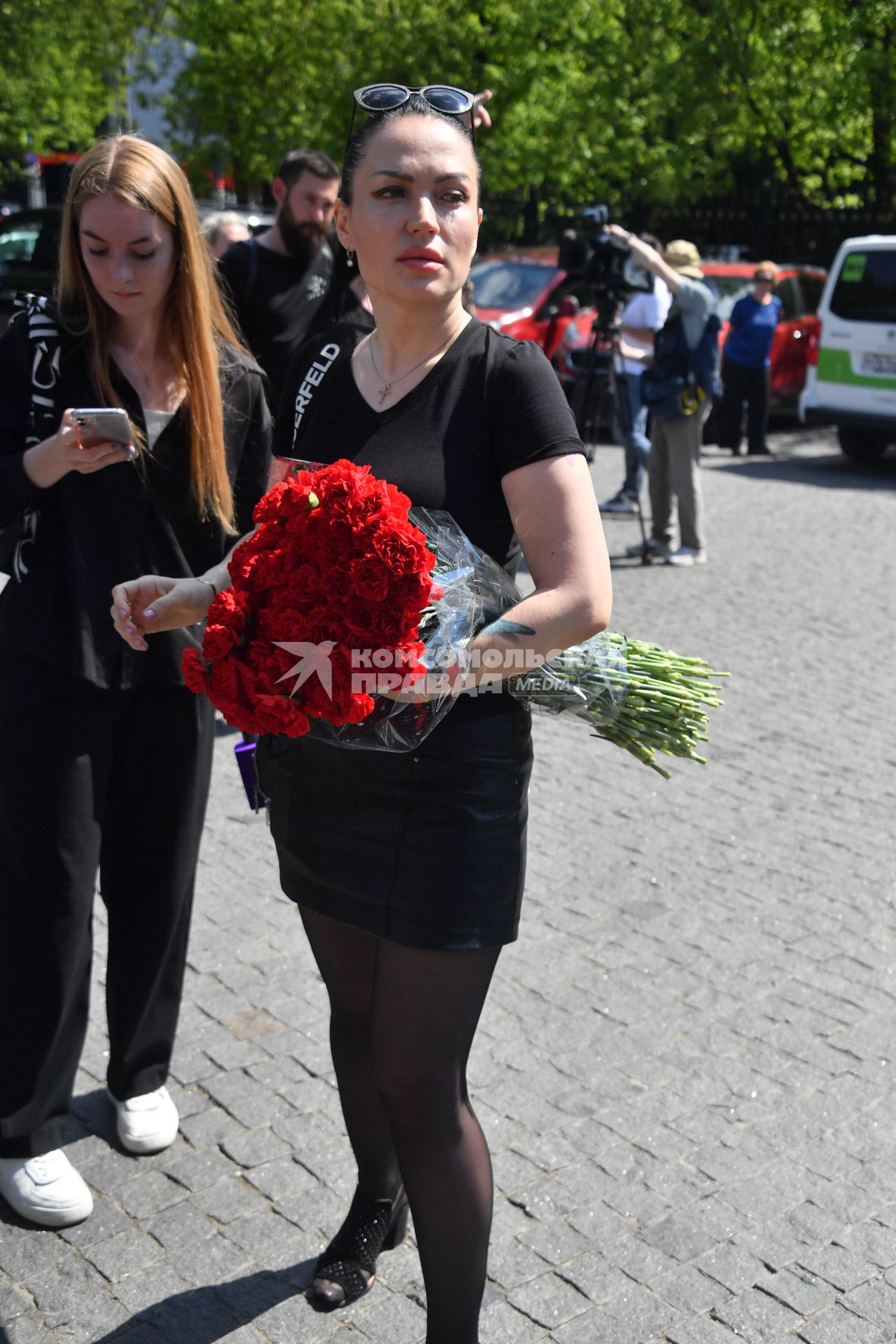 Москва. Продюсер Милена Дейнега у прощального зала на Троекуровском кладбище, где должна была пройти церемония прощания с певцом Пьером Нарциссом. Церемонию перенесли с 25 на 29 июня.