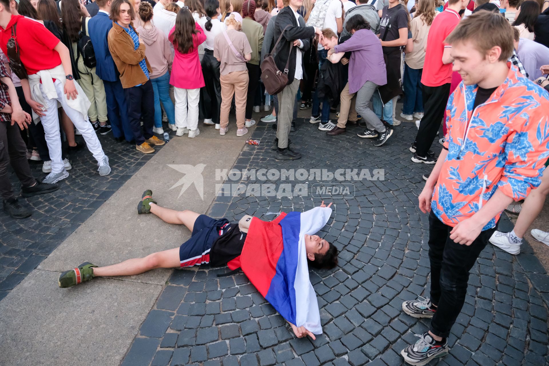 Санкт-Петербург. Молодые люд на Дворцовой площади во время праздника выпускников `Алые паруса`.