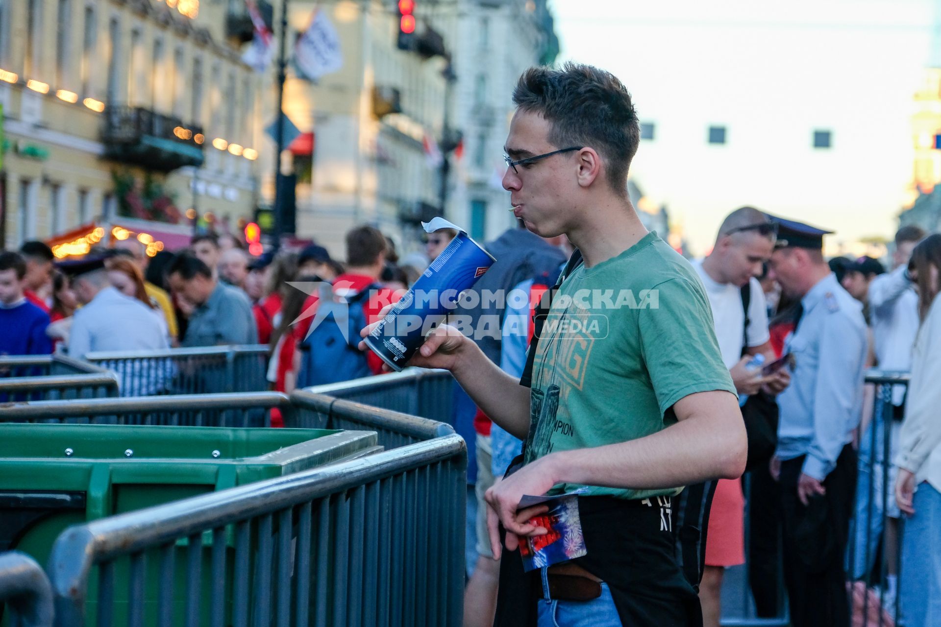 Санкт-Петербург.   Молодой человек ест чипсы.