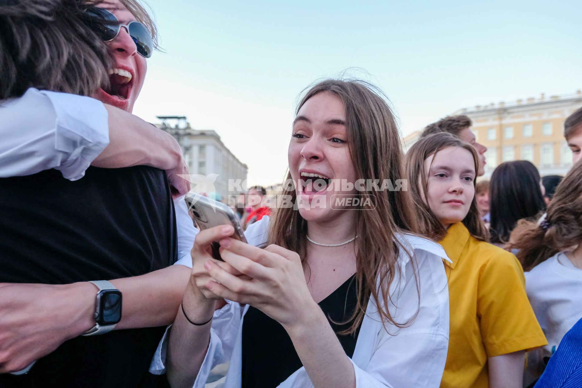 Санкт-Петербург.  Молодые люд на Дворцовой площади  во время  праздника выпускников `Алые паруса`.