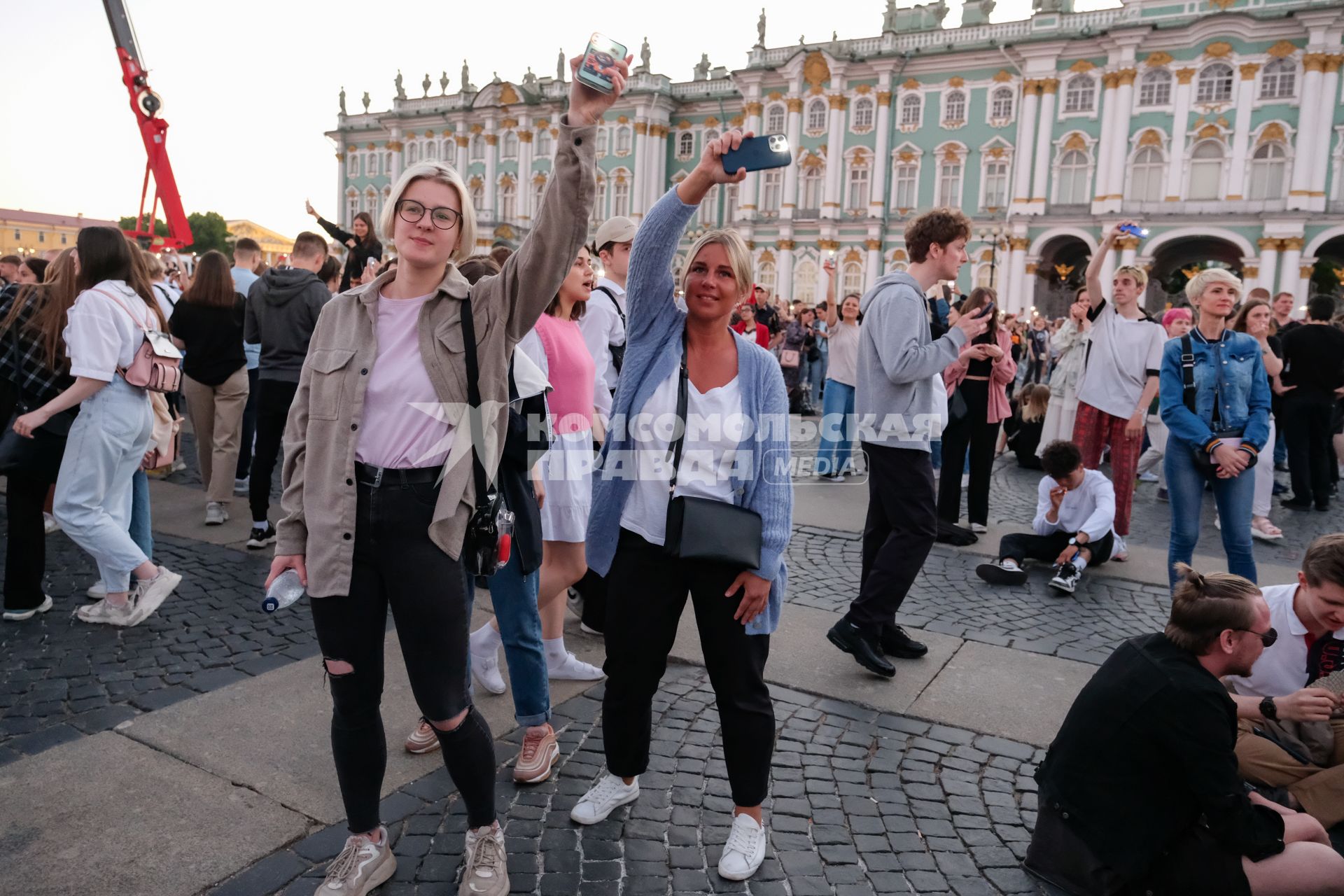 Санкт-Петербург.  Девушки на Дворцовой площади перед началом праздника  выпускников`Алые паруса`.