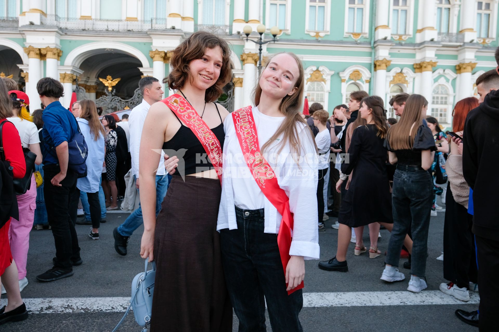 Санкт-Петербург. Девушки на Дворцовой площади перед началом праздника выпускников`Алые паруса`.