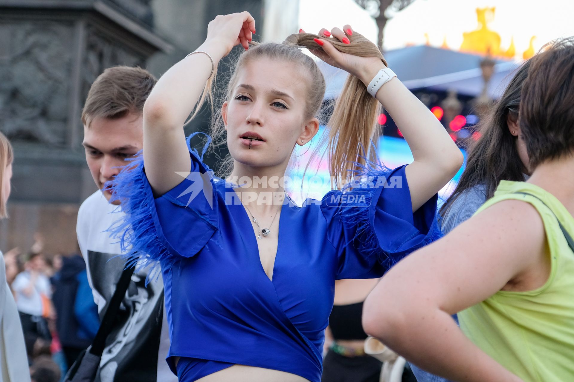 Санкт-Петербург. Девушки на Дворцовой площади перед началом праздника выпускников`Алые паруса`.