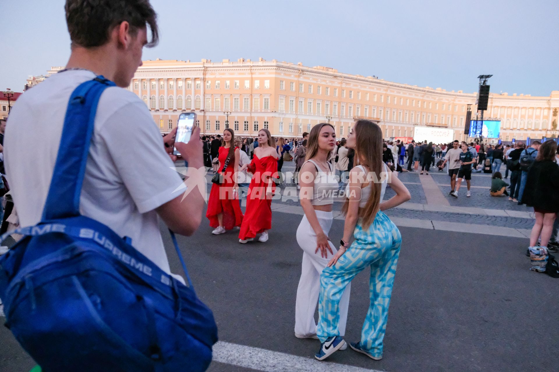 Санкт-Петербург. Девушки на Дворцовой площади перед началом праздника выпускников`Алые паруса`.