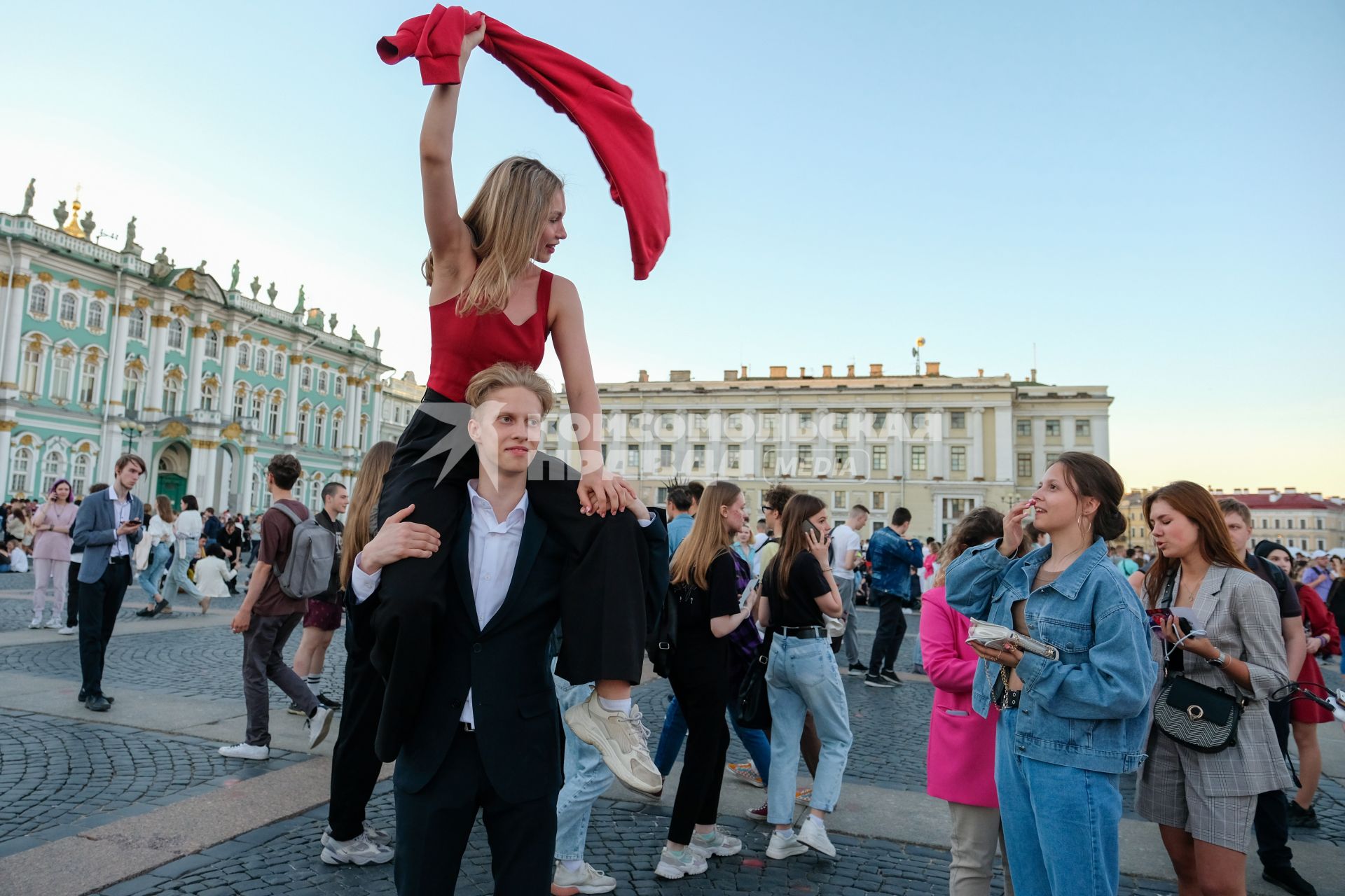 Санкт-Петербург.  Девушки на Дворцовой площади перед началом праздника  выпускников`Алые паруса`.