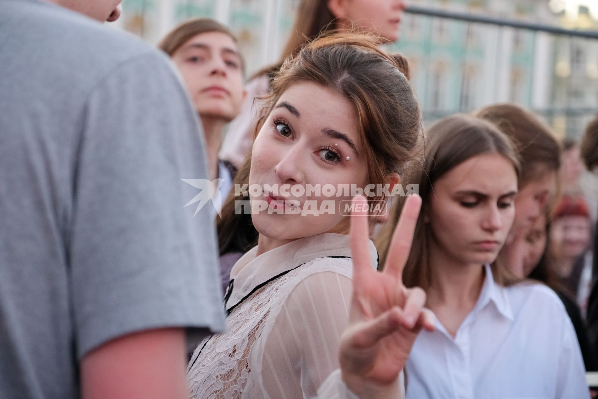 Санкт-Петербург.  Молодые люд на Дворцовой площади  во время  праздника выпускников `Алые паруса`.