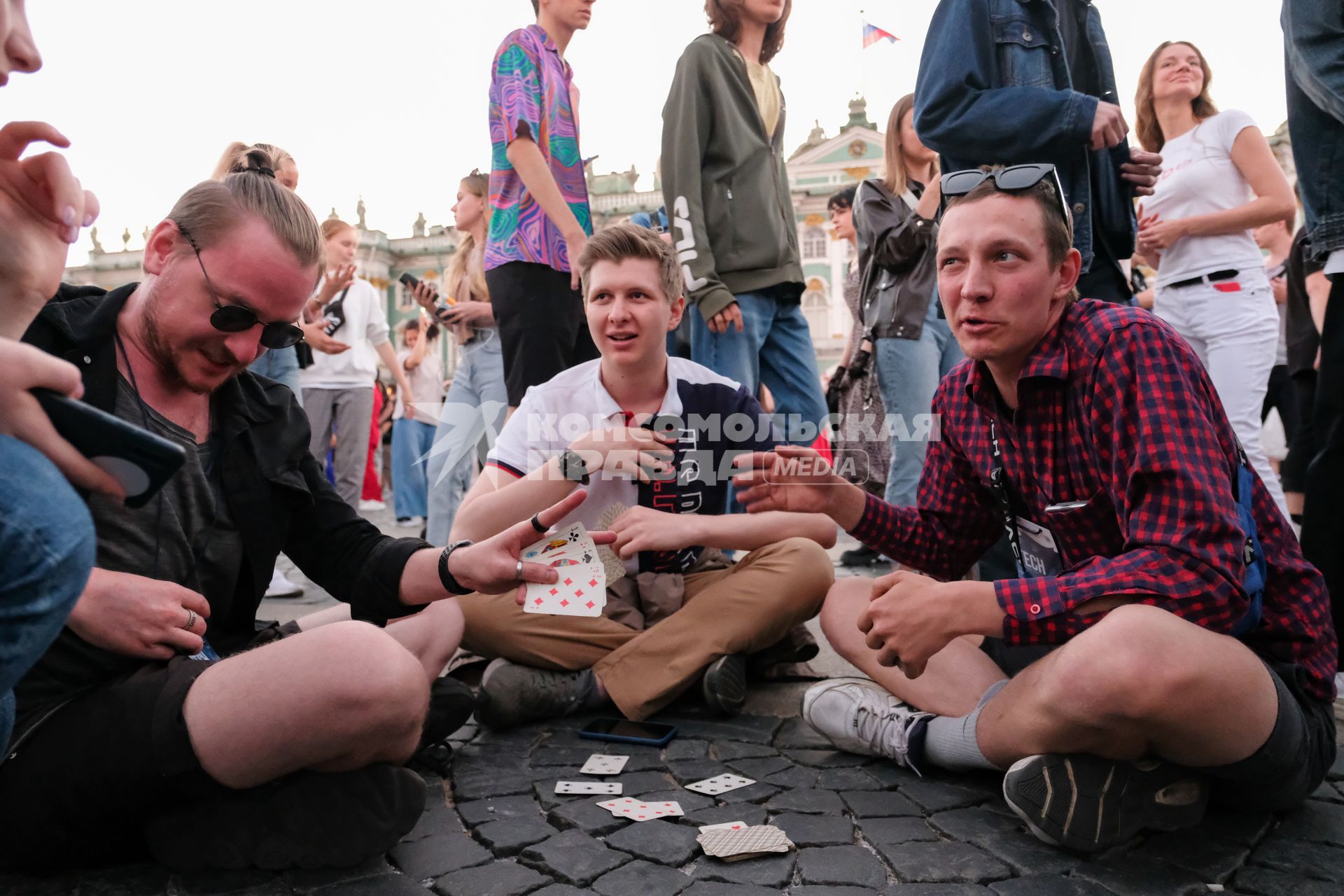 Санкт-Петербург.  Молодые люди на Дворцовой площади перед началом праздника  выпускников`Алые паруса`.