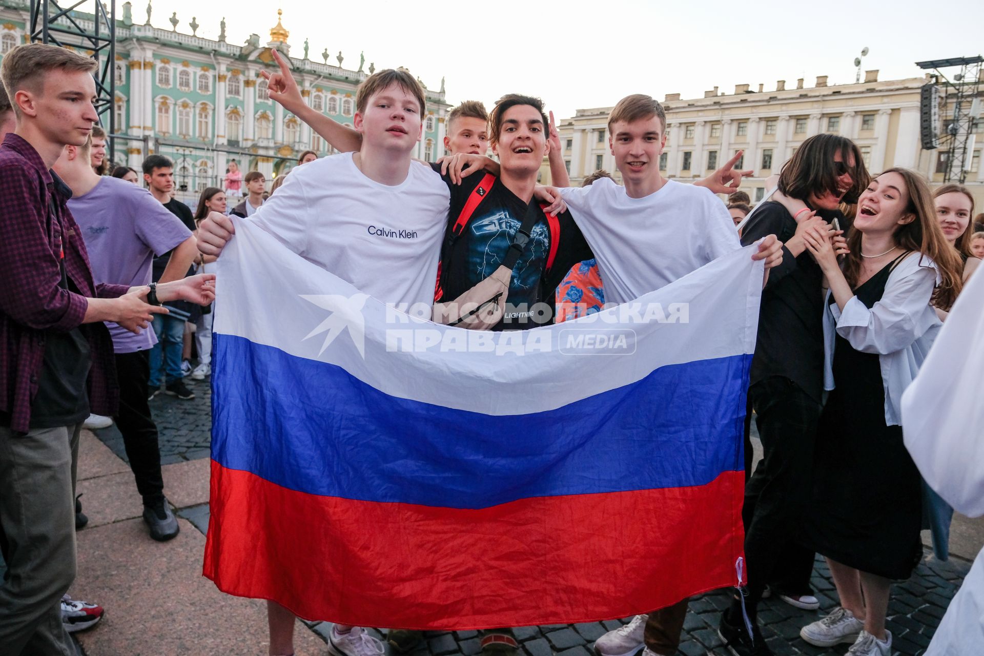 Санкт-Петербург.  Молодые люд на Дворцовой площади  во время  праздника выпускников `Алые паруса`.