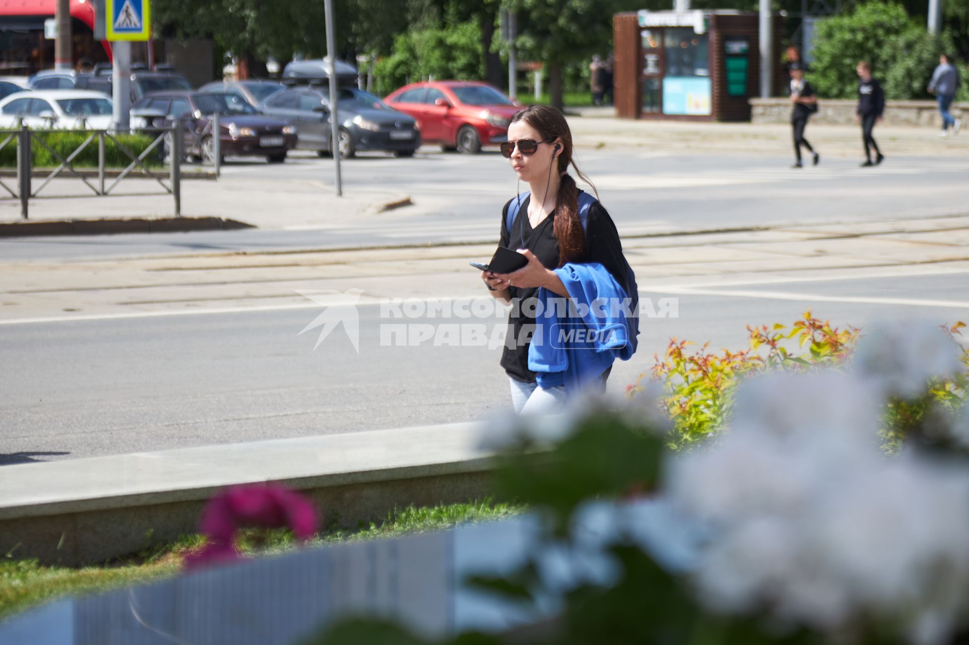Пермь.  Девушка на улице с мобильным телефоном.