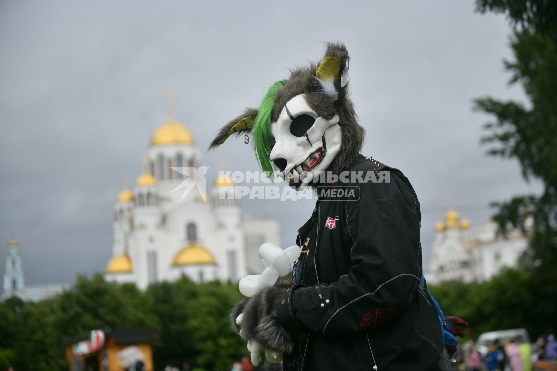 Екатеринбург. Участники конкурса косплея в костюмах на фоне рама на крови