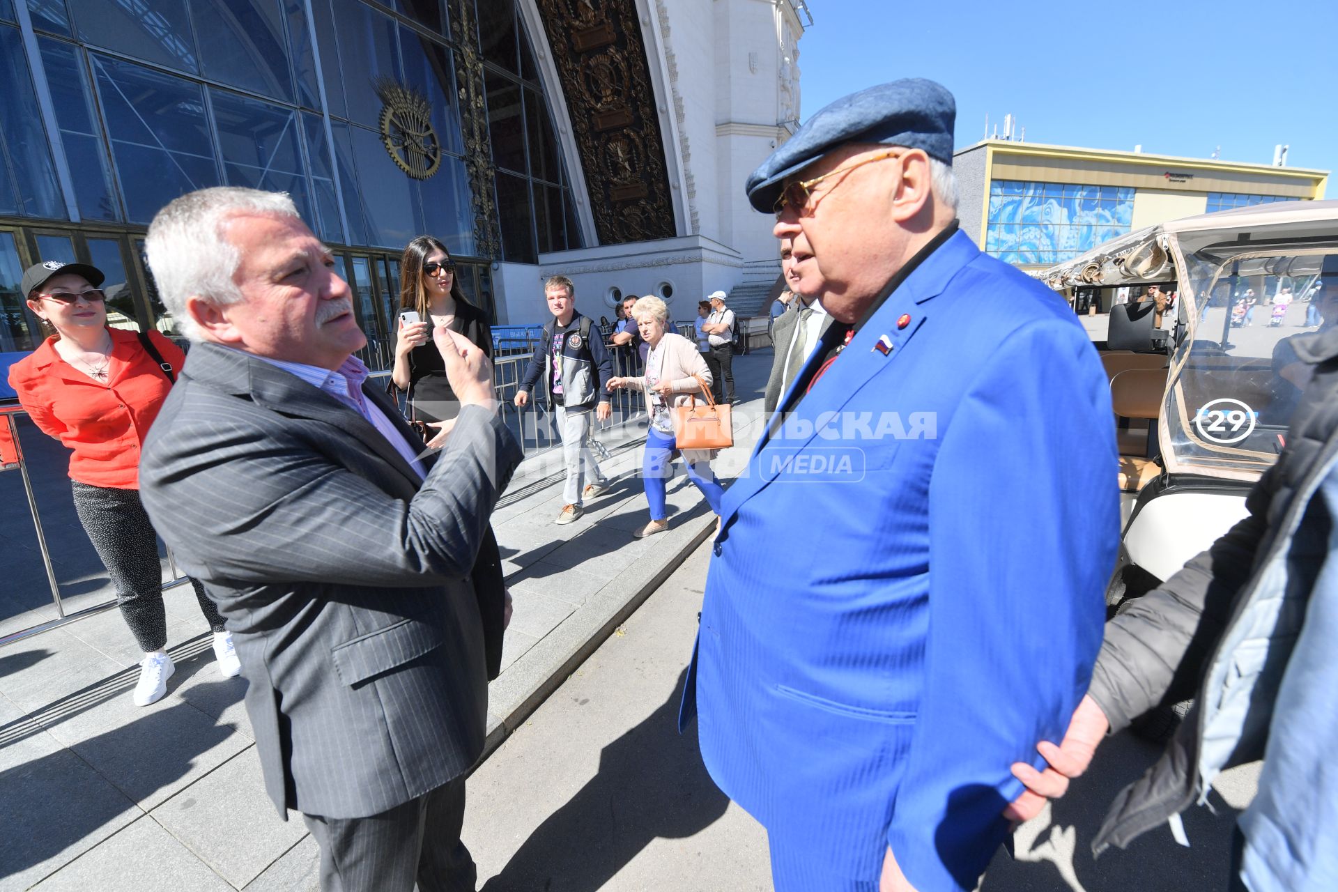 Москва. Лётчик-космонавт, президент центра `Космонавтика и авиация` на ВДНХ Фёдор Юрчихин (слева) и депутат Госдумы, советник мэра и патриарха по строительству Владимир Ресин во время посещения ВДНХ.