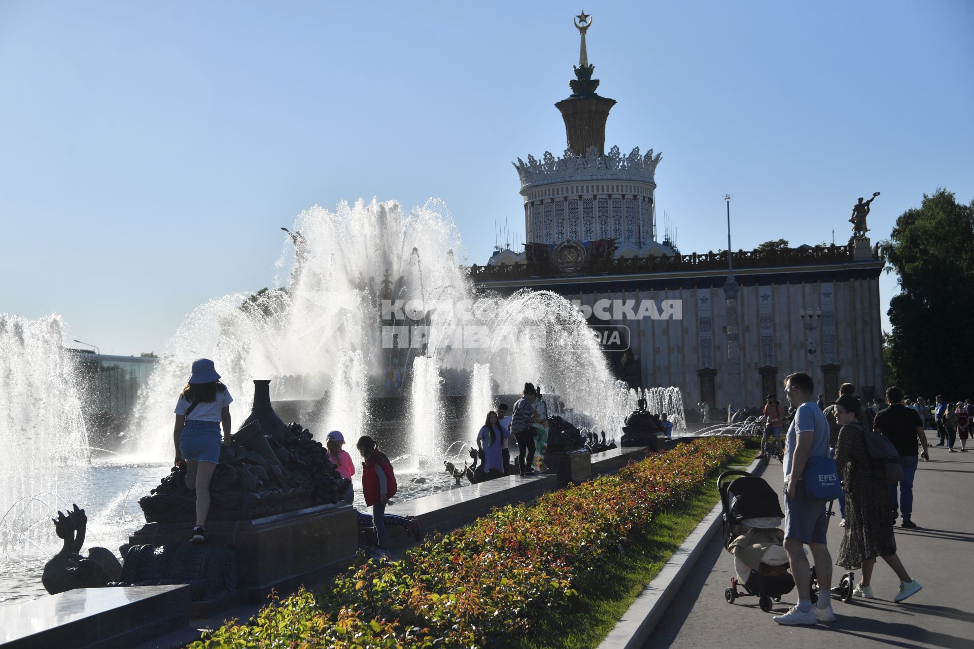 Москва. Люди гуляют на ВДНХ.