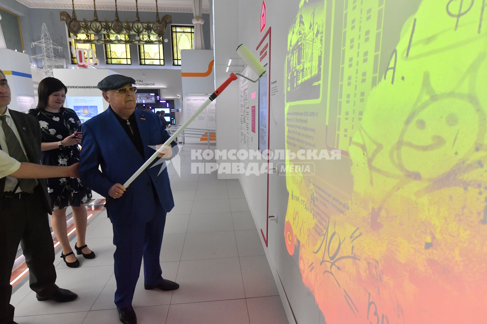 Москва. Депутат Госдумы, советник мэра и патриарха по строительству Владимир Ресин во время посещения ВДНХ.