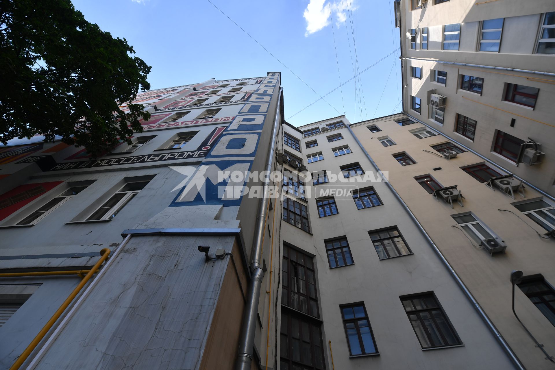 Москва. Дом Моссельпрома на углу Калашного и Нижнего Кисловского переулков.