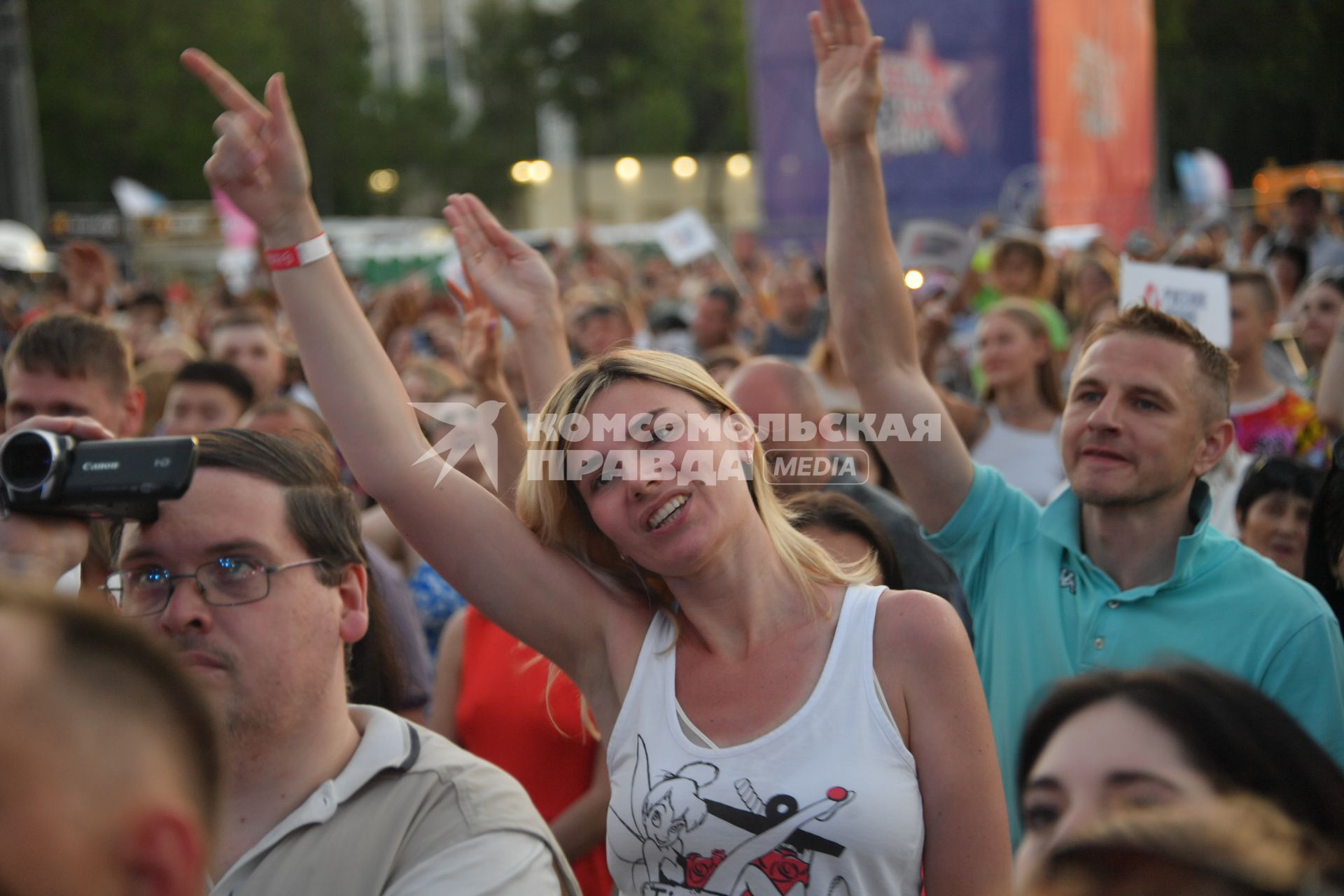 Москва. Зрители на   музыкальном фестивале `Звезды Русского Радио`в Лужниках.