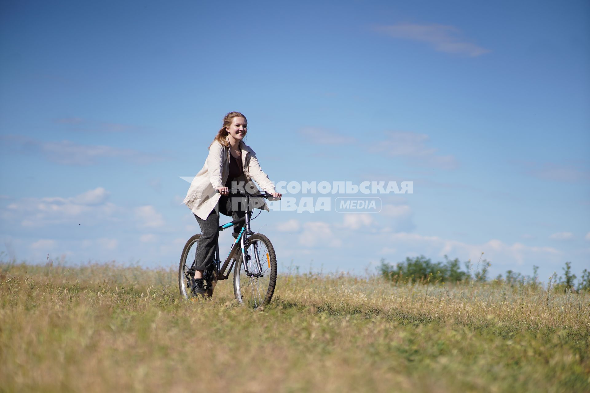 Самара. Девушка едет на велосипеде.