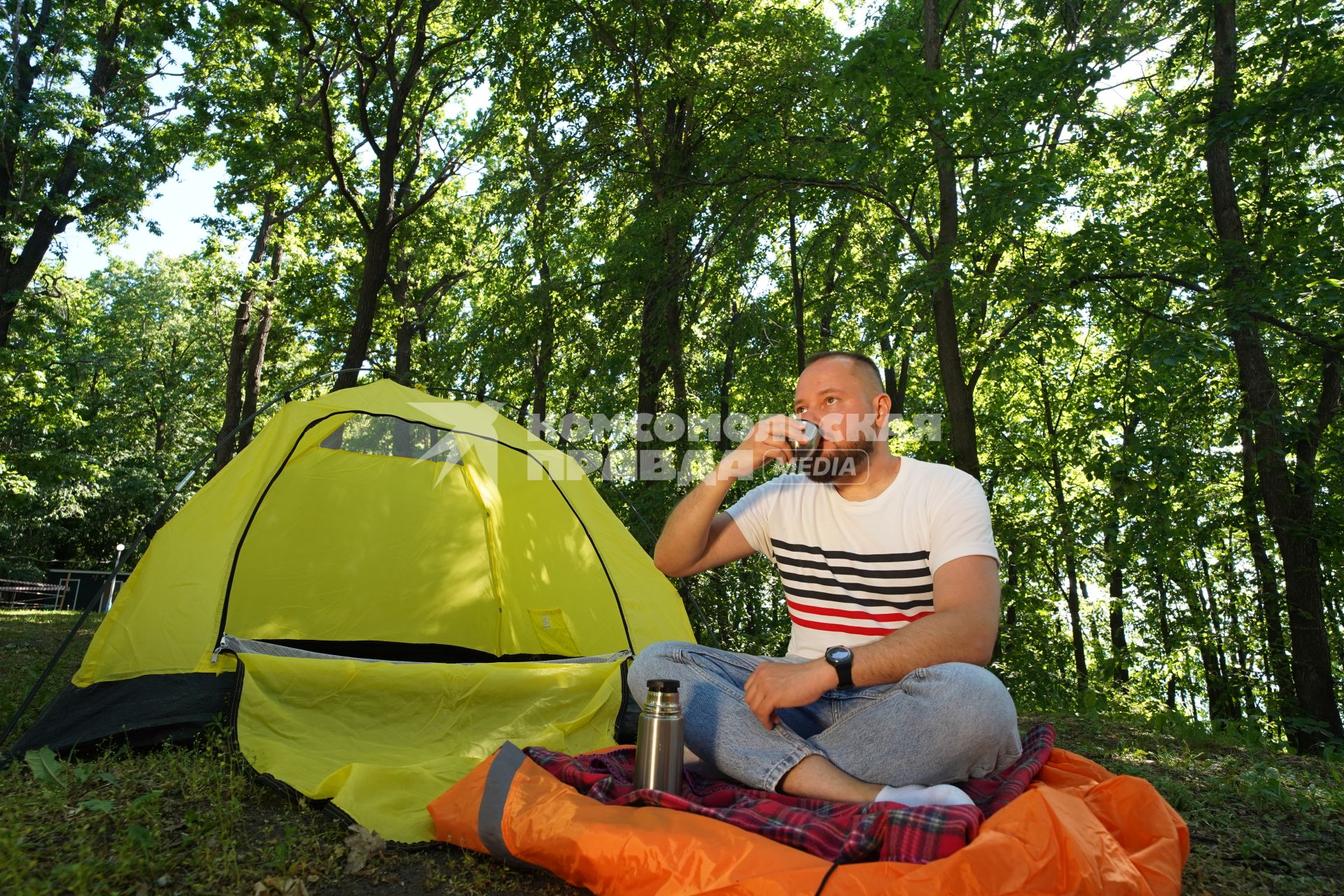 Самара. Мужчина с палаткой отдыхает на природе.