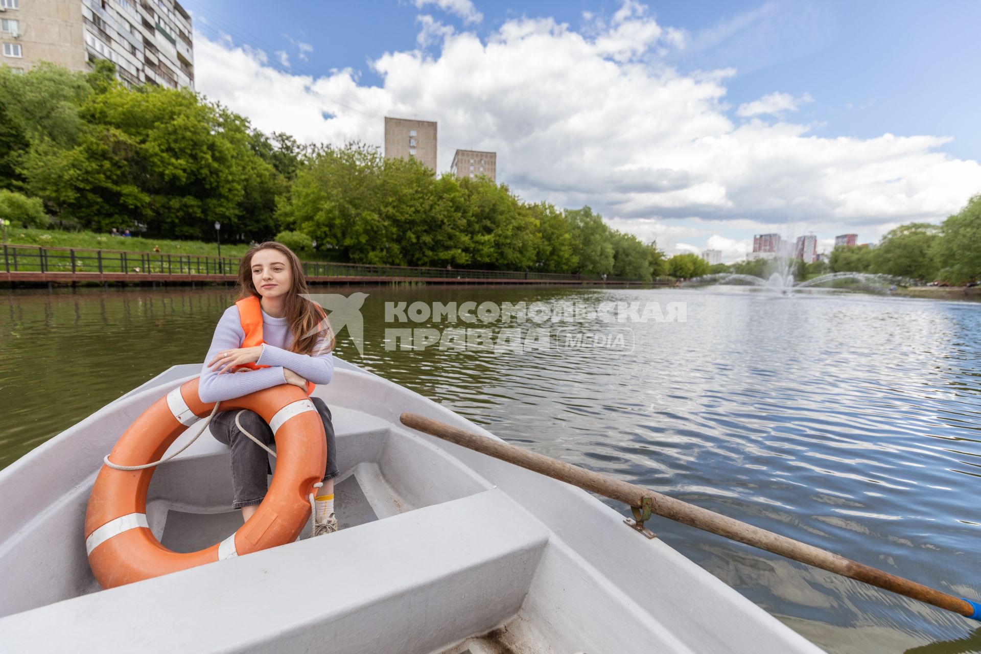 Москва.  Девушка катается в лодке на прудах в   Черкизовском детском парке.