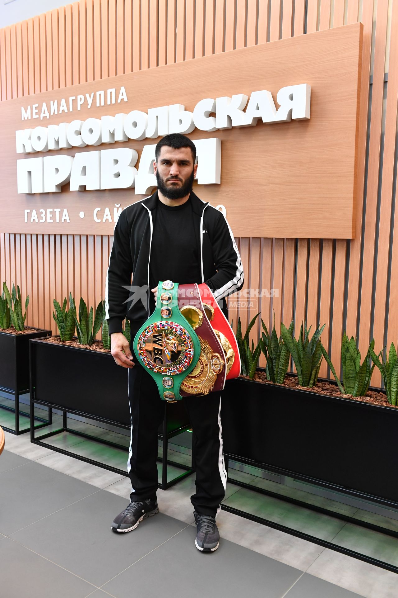 Москва. Чемпион мира по боксу Артур Бетербиев в ИД `Комсомольская правда`.