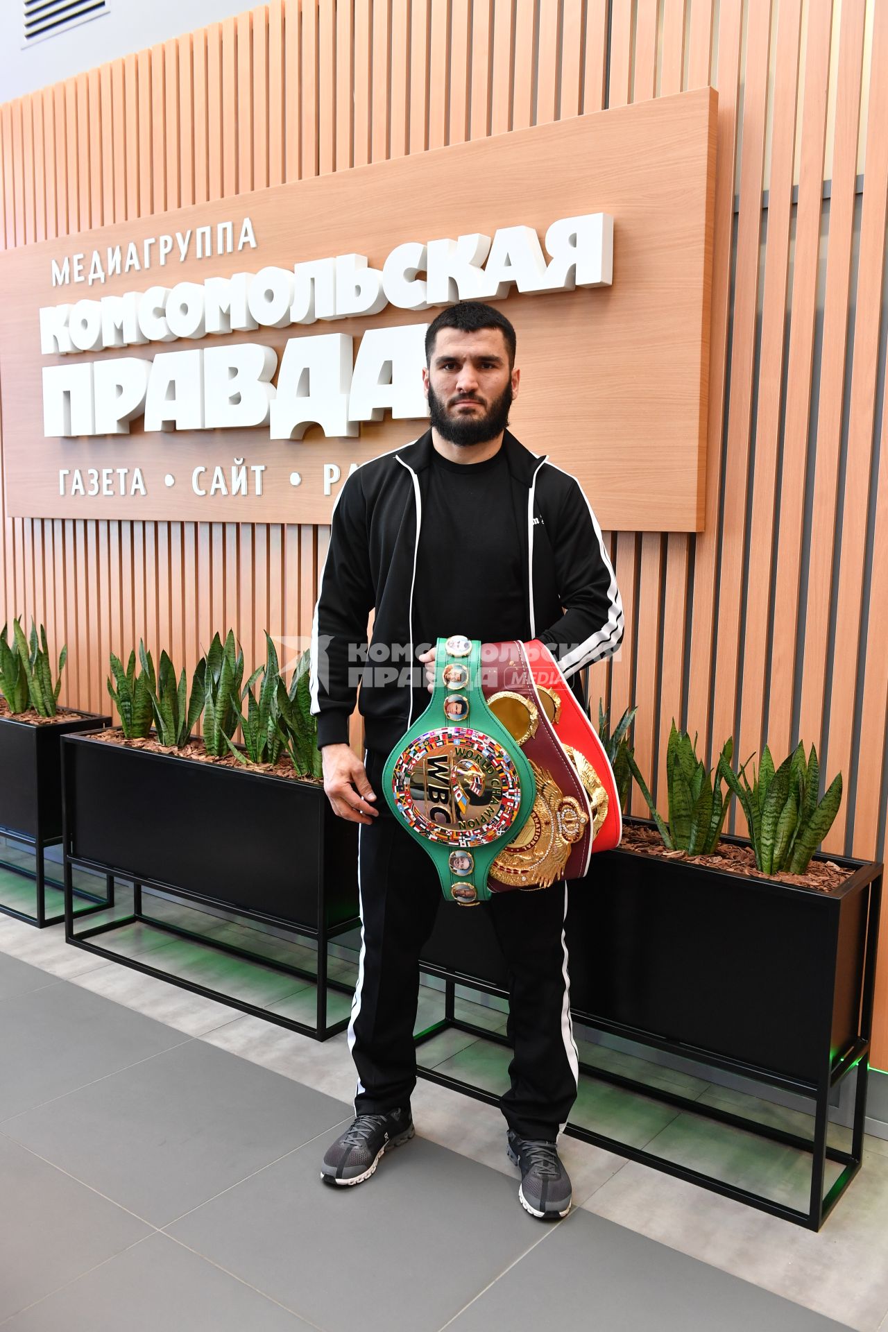 Москва. Чемпион мира по боксу Артур Бетербиев в ИД `Комсомольская правда`.