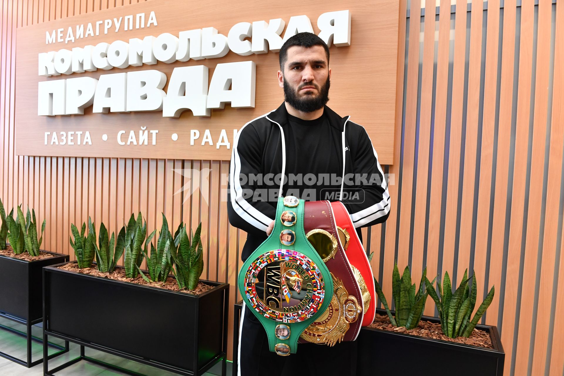 Москва. Чемпион мира по боксу Артур Бетербиев в ИД `Комсомольская правда`.