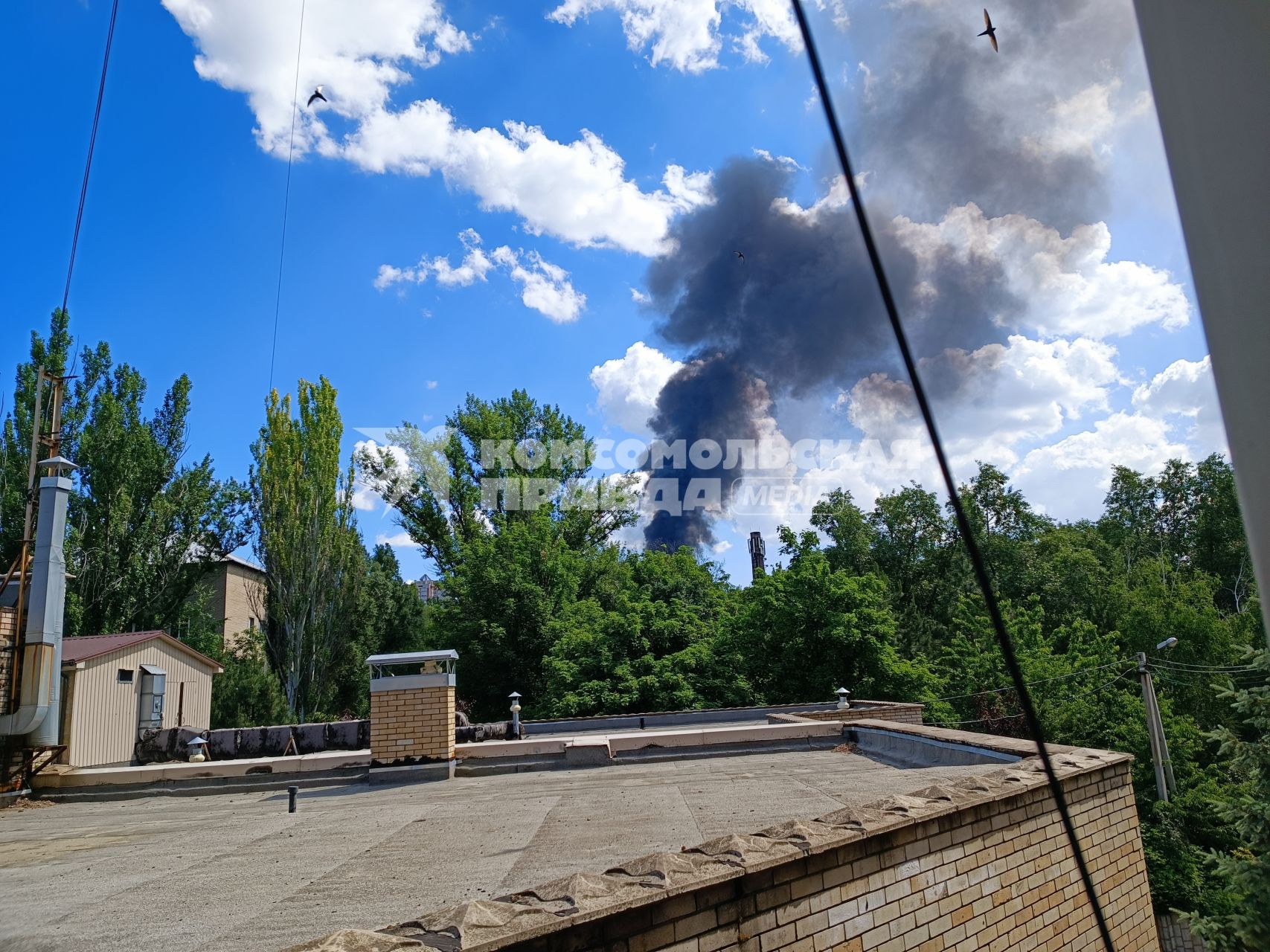 Донецк. Вид на роддом во время обстрела ВСУ.