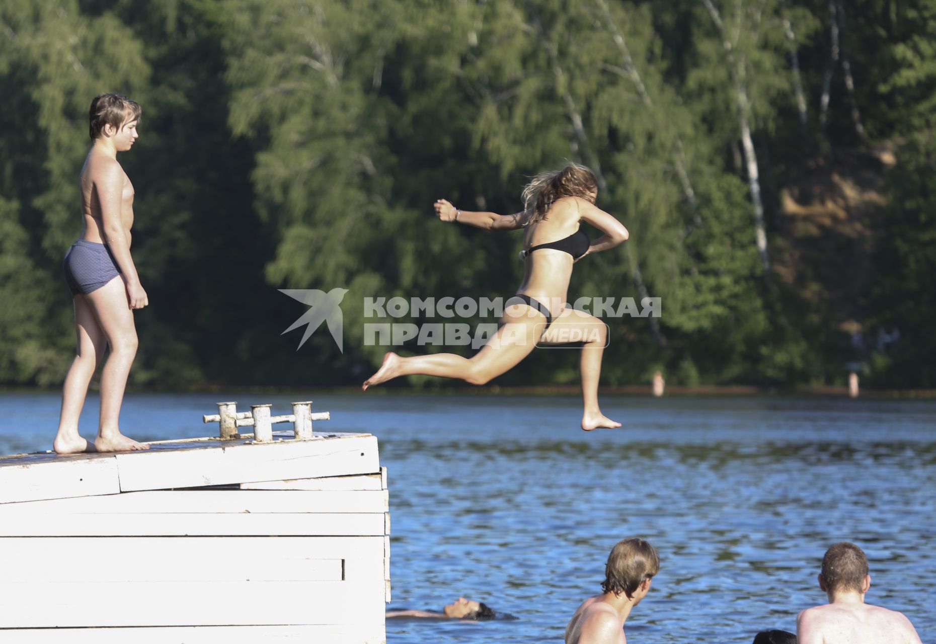 Москва.  Девушка прыгает в воду.