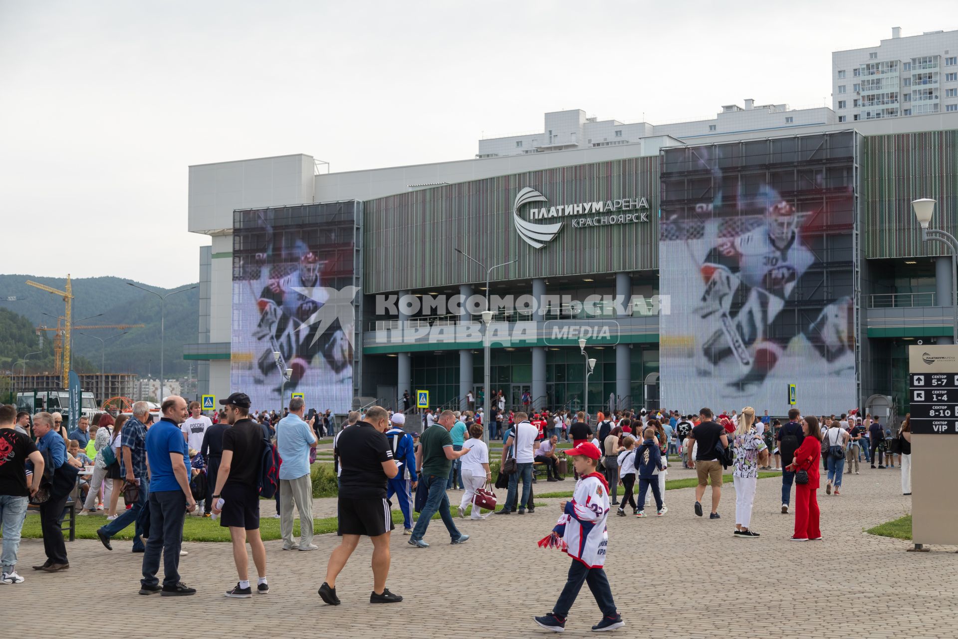 Красноярск.  Болельщики перед началом Матча мировых звезд хоккея на `Платинум Арене` и прощального  матча  Александра Семина.