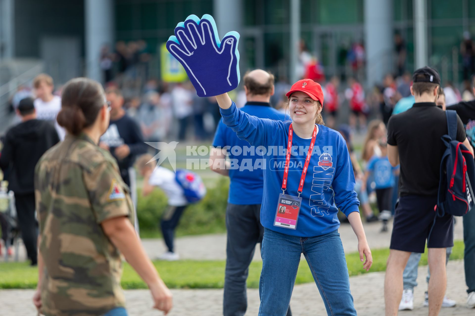 Красноярск.  Болельщики перед началом Матча мировых звезд хоккея на `Платинум Арене` и прощального  матча  Александра Семина.