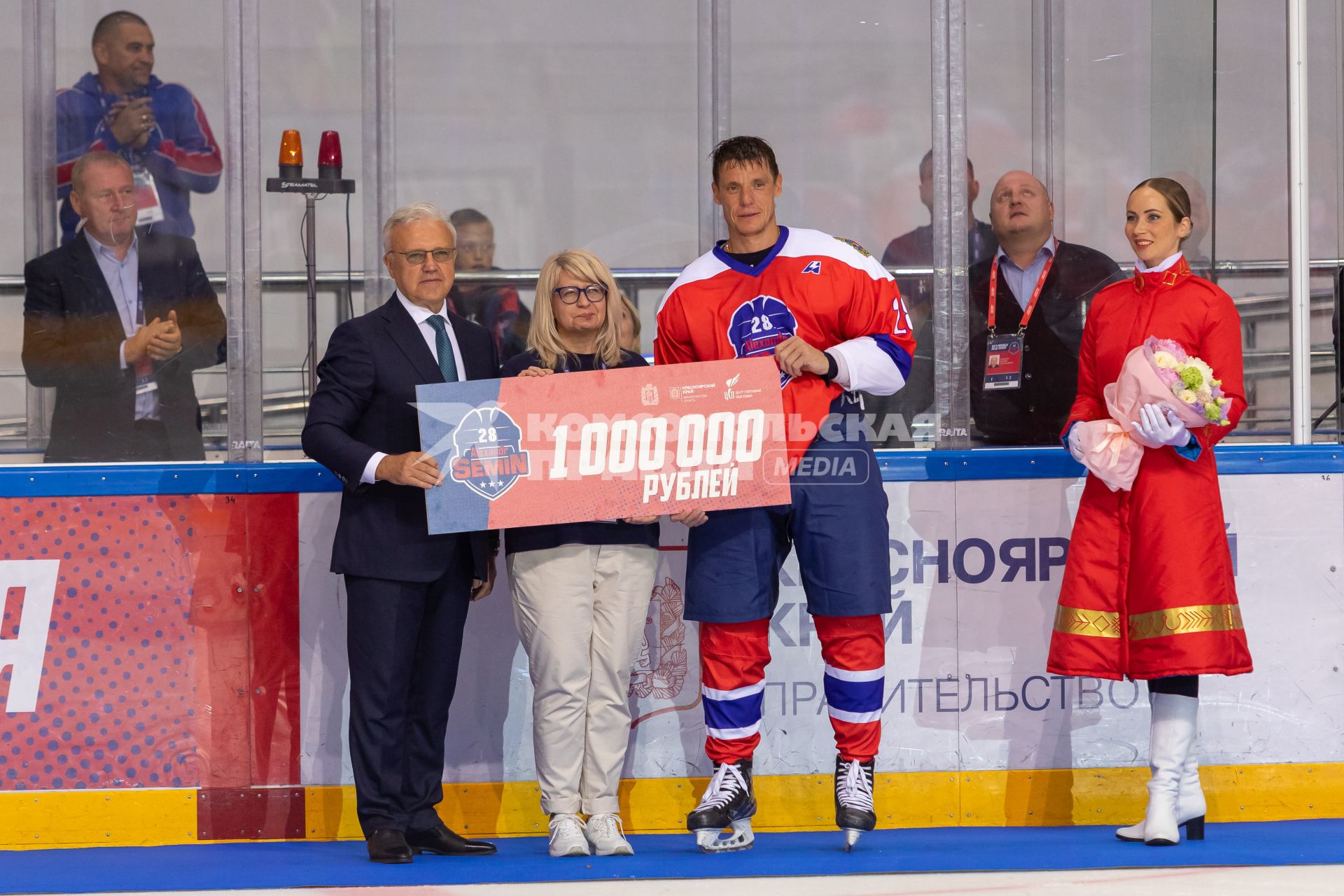 Красноярск.  Губернатор Красноярского края Александр Усс (слева) и Александр Семин (справа) после  Матча мировых звезд хоккея на `Платинум Арене` и   прощального  матча Александра Семина.