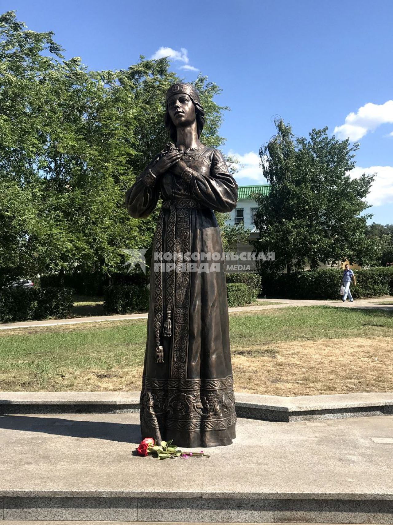 Нововоронеж. Новый памятние Аленке установили в центральном парке.
Предыдущий арт-объект был демонтирован 21 декабря 2020 года, спустя три дня после его установки.