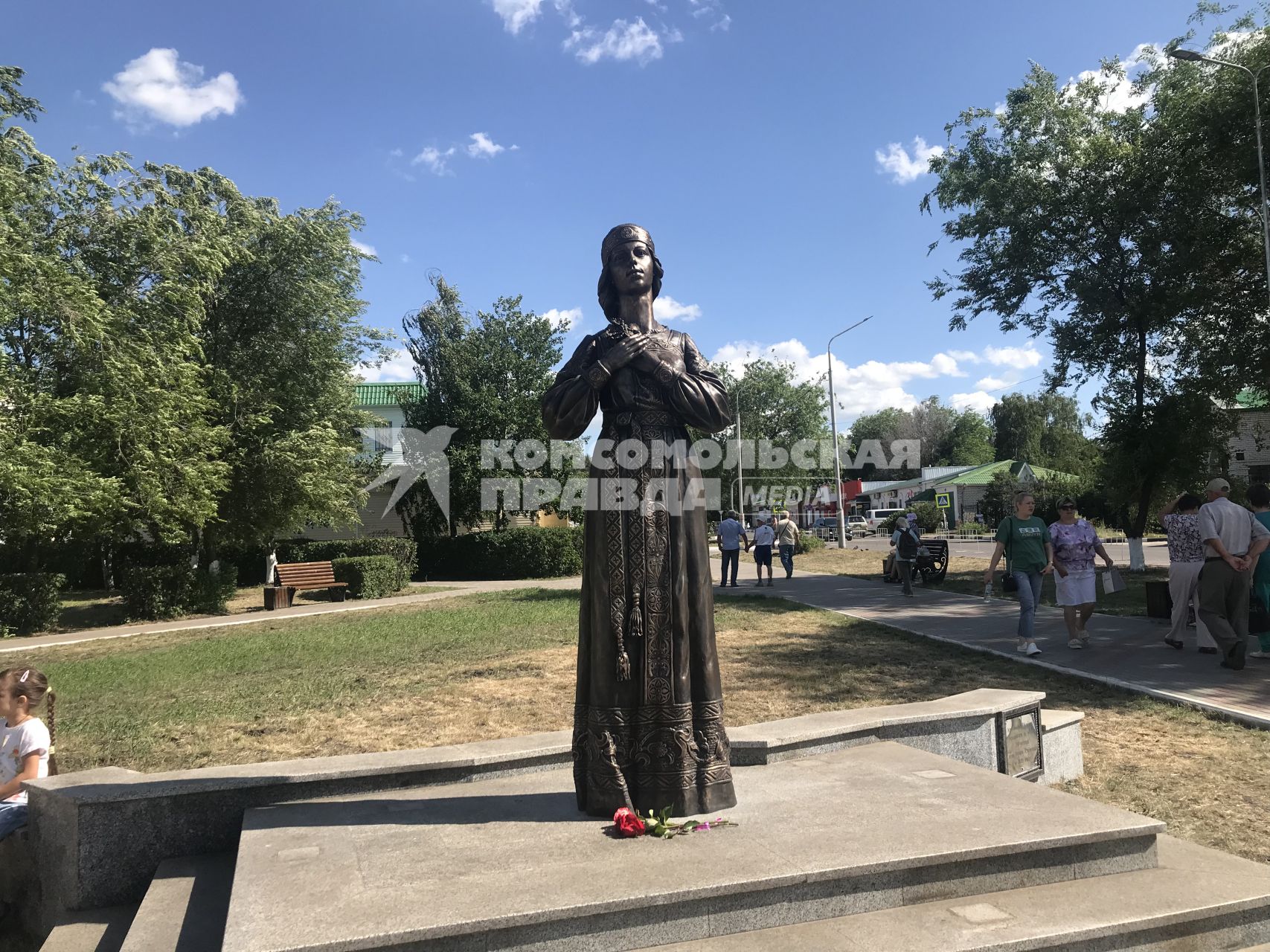 Нововоронеж. Новый памятние Аленке установили в центральном парке.
Предыдущий арт-объект был демонтирован 21 декабря 2020 года, спустя три дня после его установки.