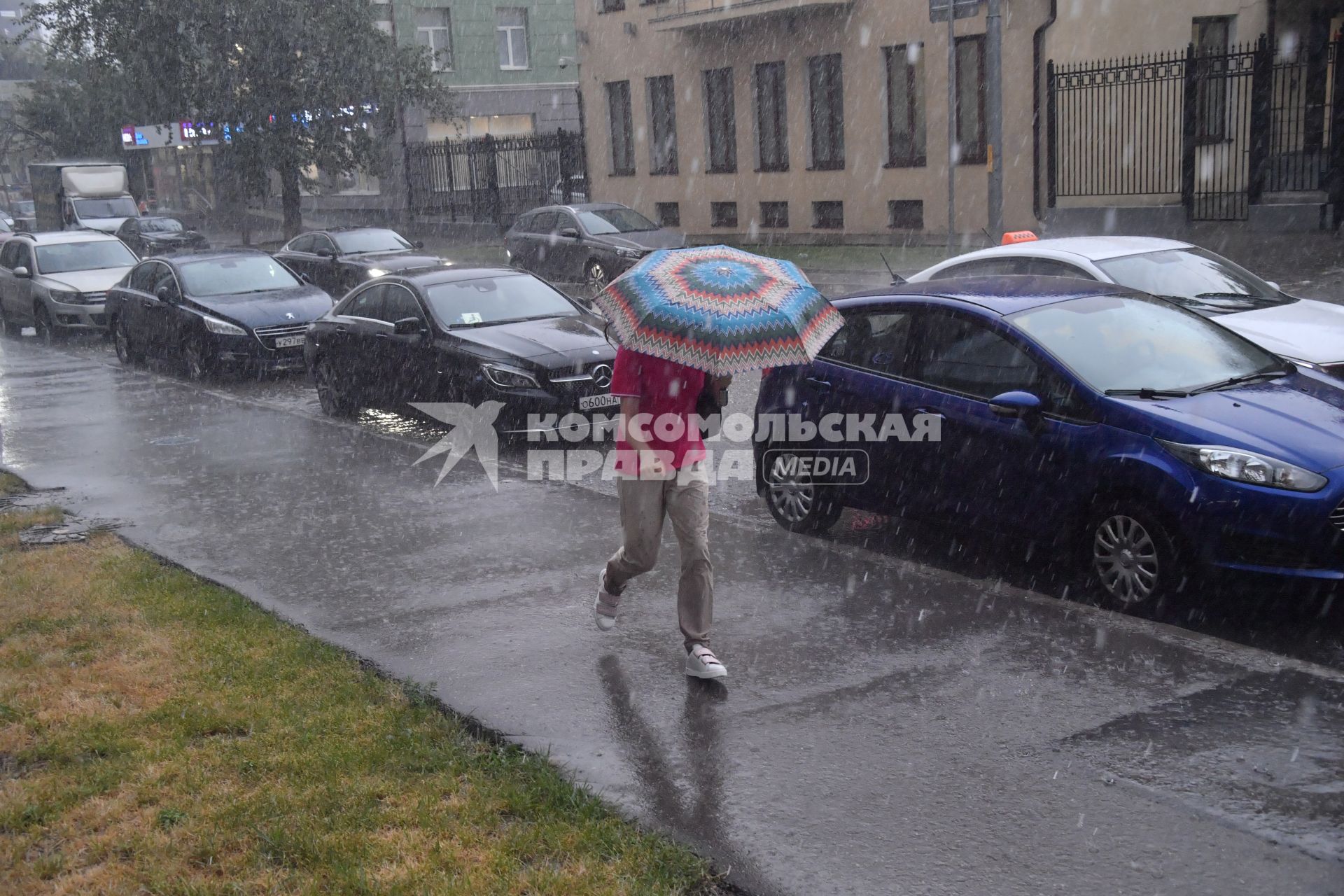 Москва.  Женщина под зонтом на улице  во время дождя.