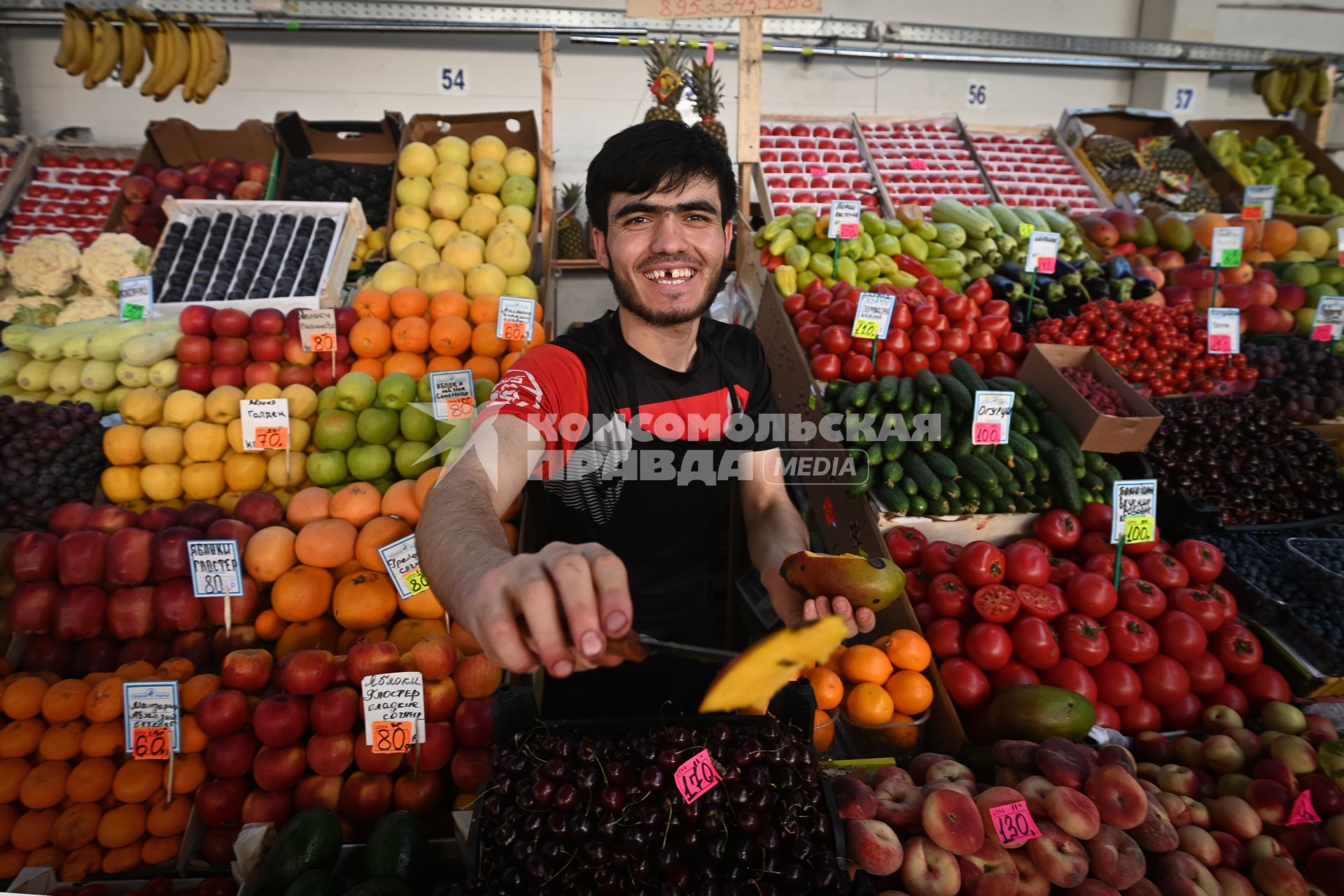 Санкт-Петербург.  Продавец овощей и фруктов  на Сенном рынке.
