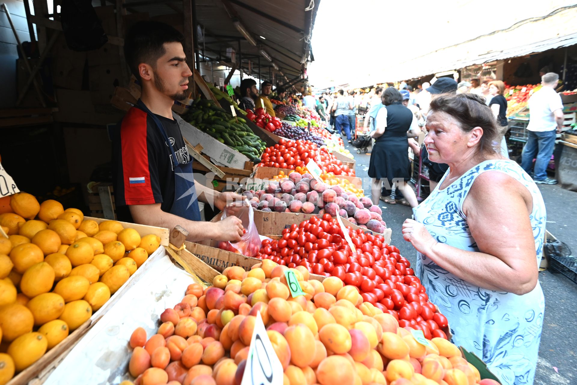 Санкт-Петербург.  Торговля овощами  и фруктами на Сенном рынке.