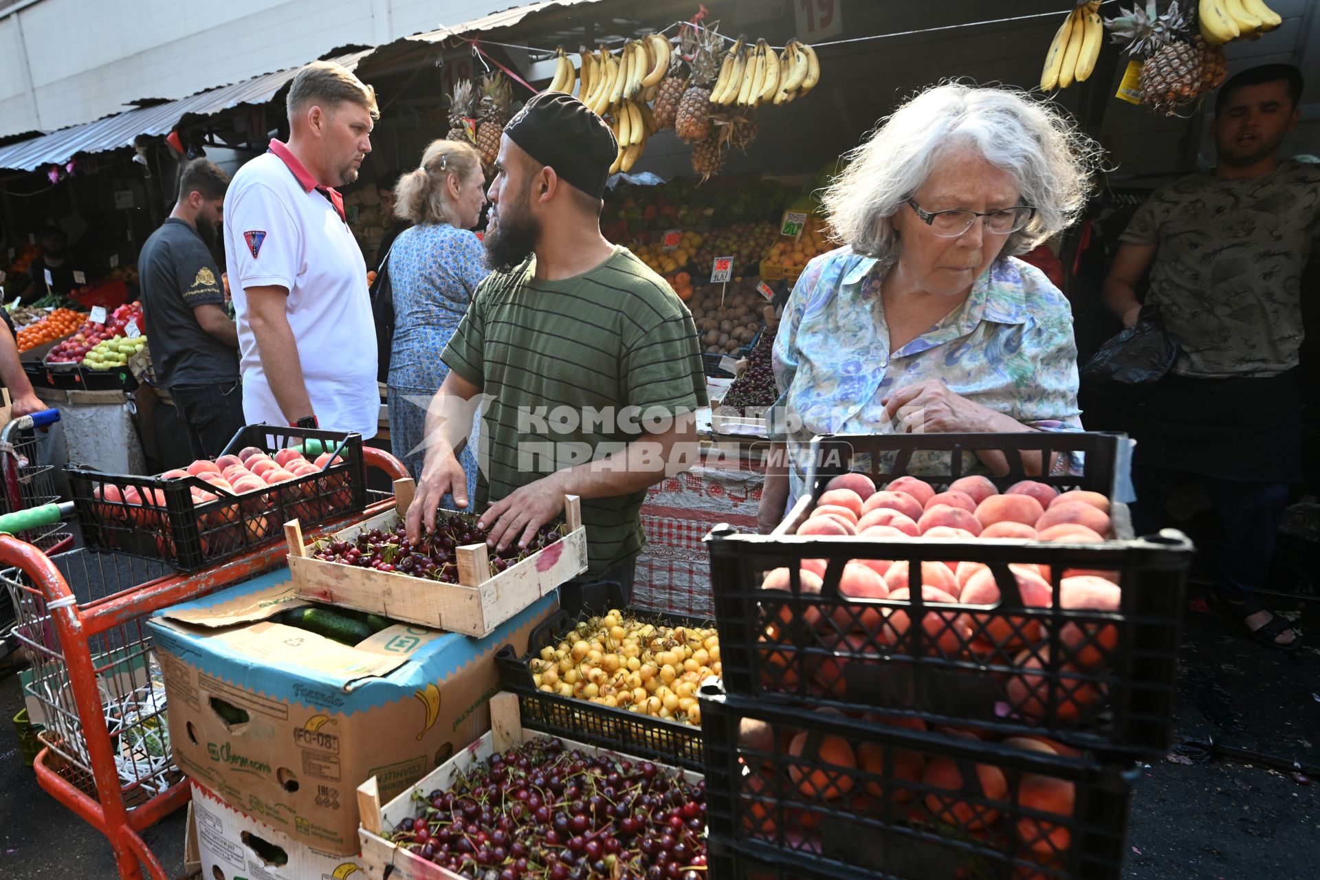 Санкт-Петербург.  Торговля фруктами на Сенном рынке.