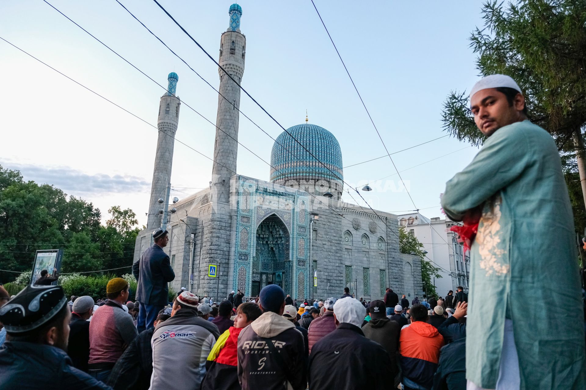 Санкт-Петербург. Мусульмане во время совершения намаза у Санкт-Петербургской соборной мечети в день праздника жертвоприношения Курбан-байрам.
