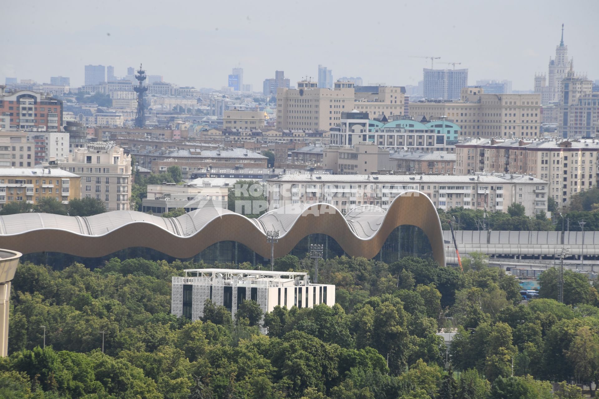 Москва.  Панорама города со смотровой площадки на Воробьевых горах.