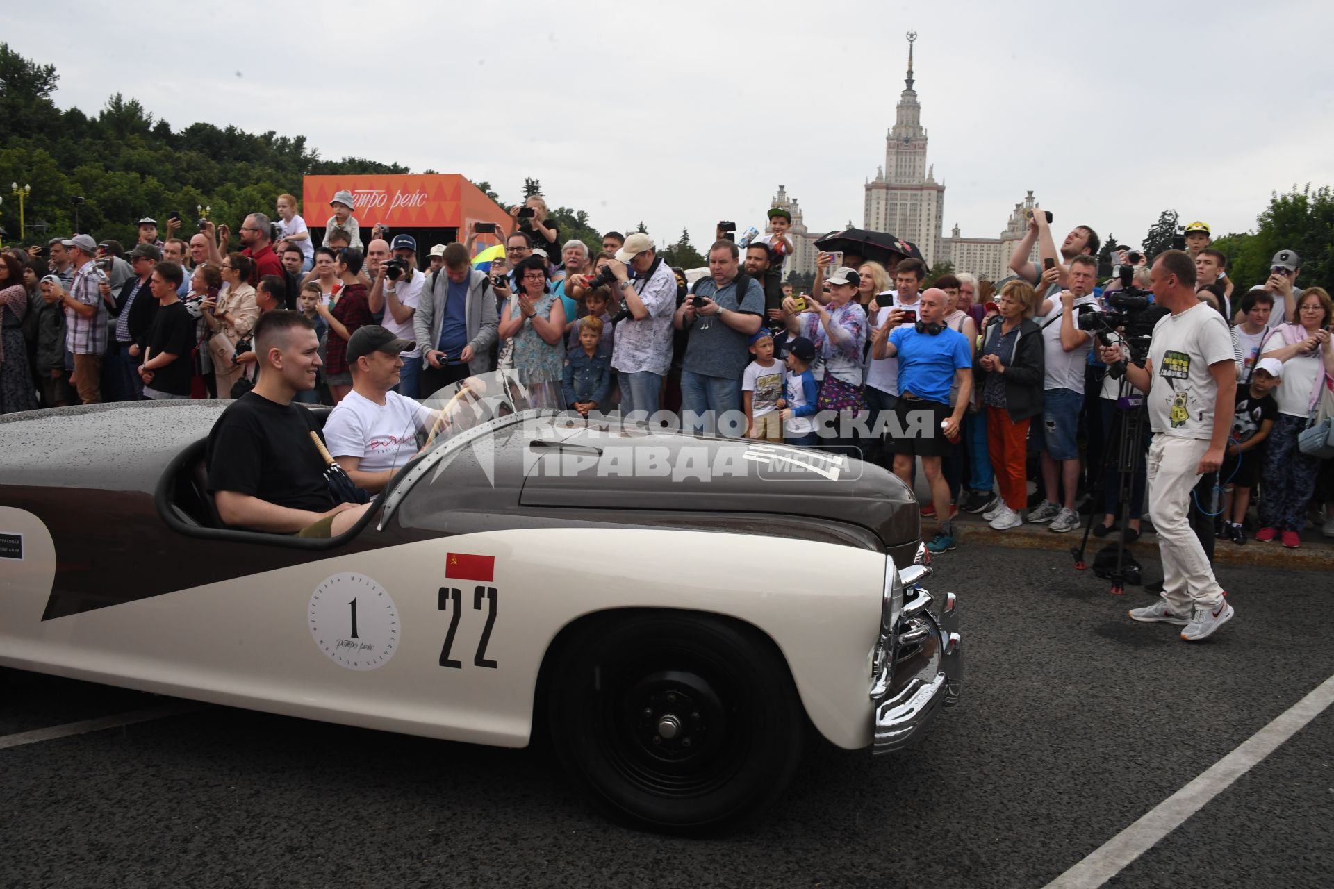 Москва.  Участники автопробега на ретроавтомобилях на Воробьевых горах во время фестиваля `Ретрорейс` в рамках празднования Дня московского транспорта.