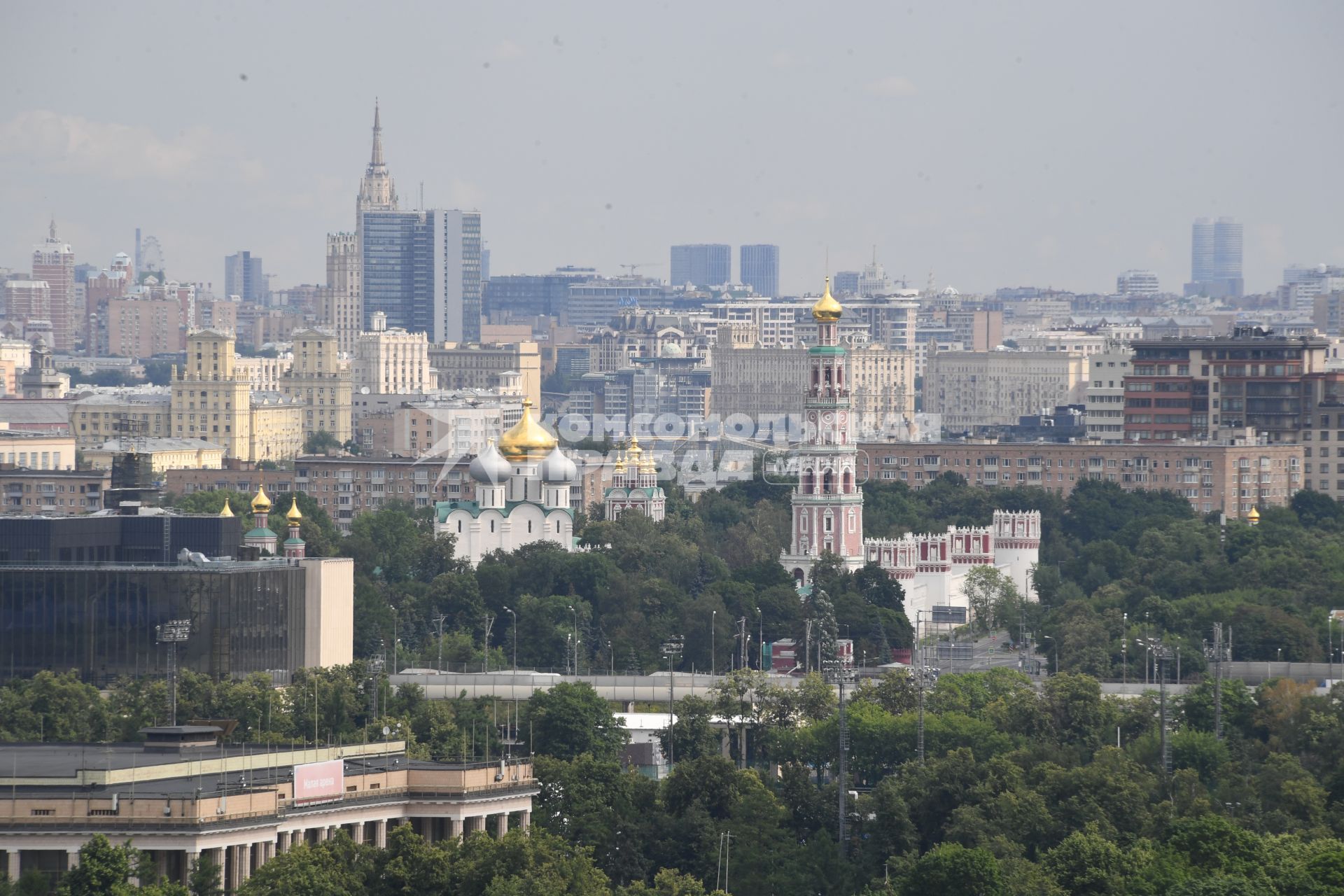 Москва.  Панорама города со смотровой площадки на Воробьевых горах.