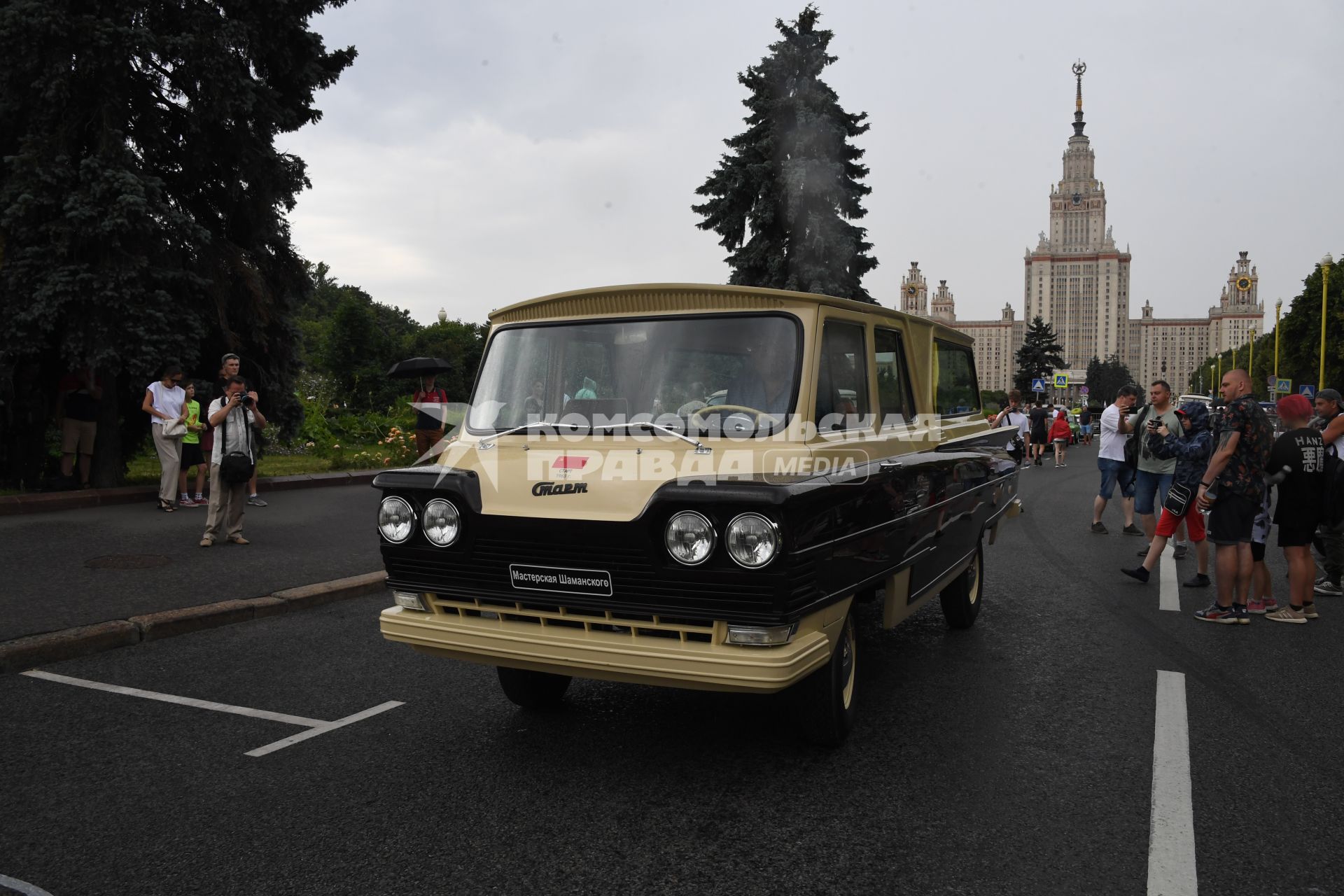 Москва.  Ретроавтомобиль `Старт` на Воробьевых горах во время фестиваля `Ретрорейс` в рамках празднования Дня московского транспорта.