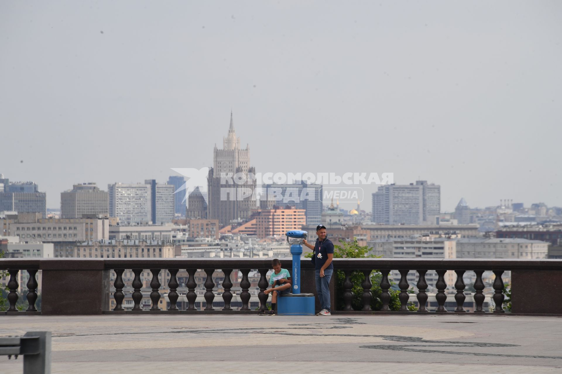 Москва.  На смотровой площадке  на Воробьевых горах.