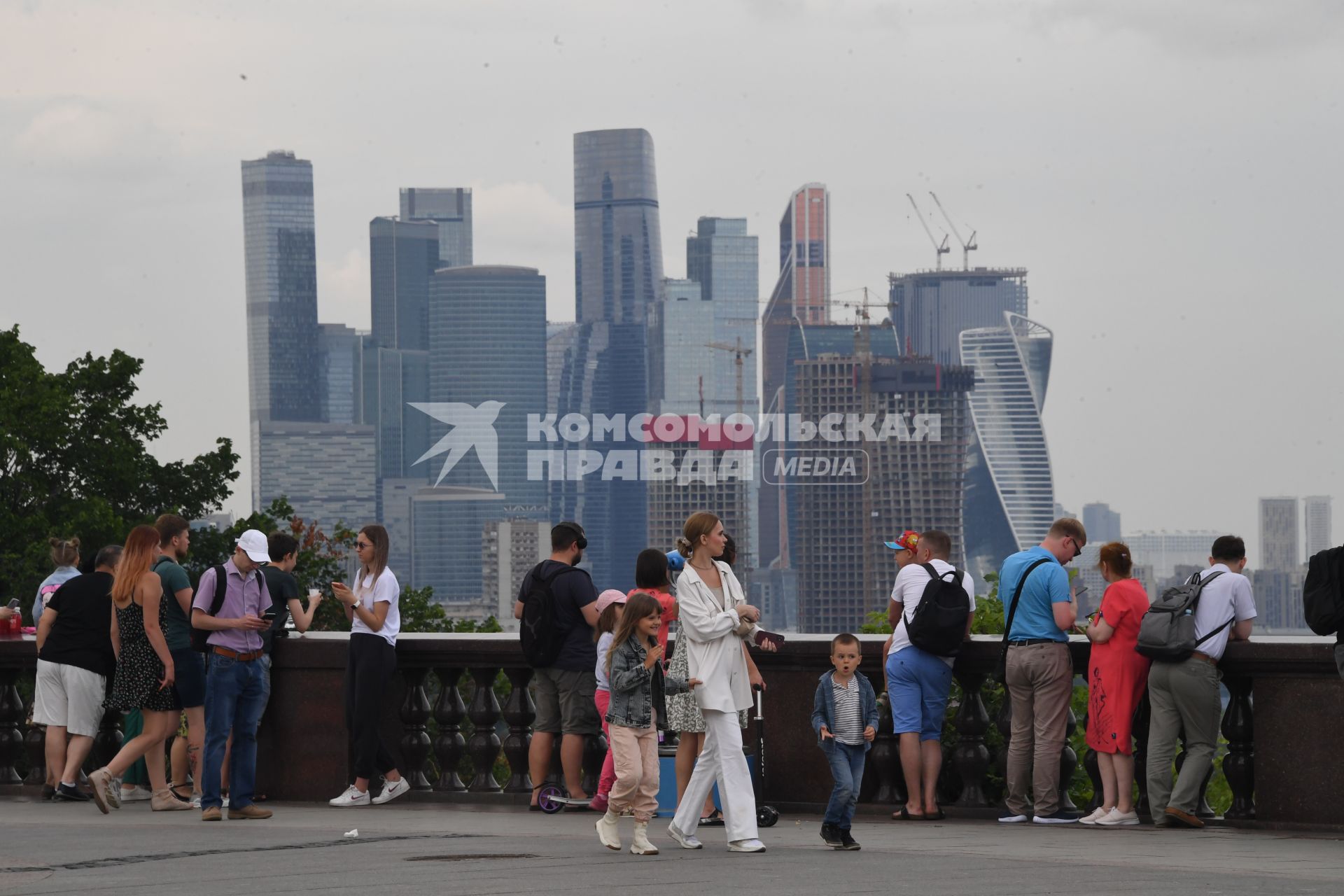 Москва. Посетители  на смотровой площадке на Воробьевых горах.