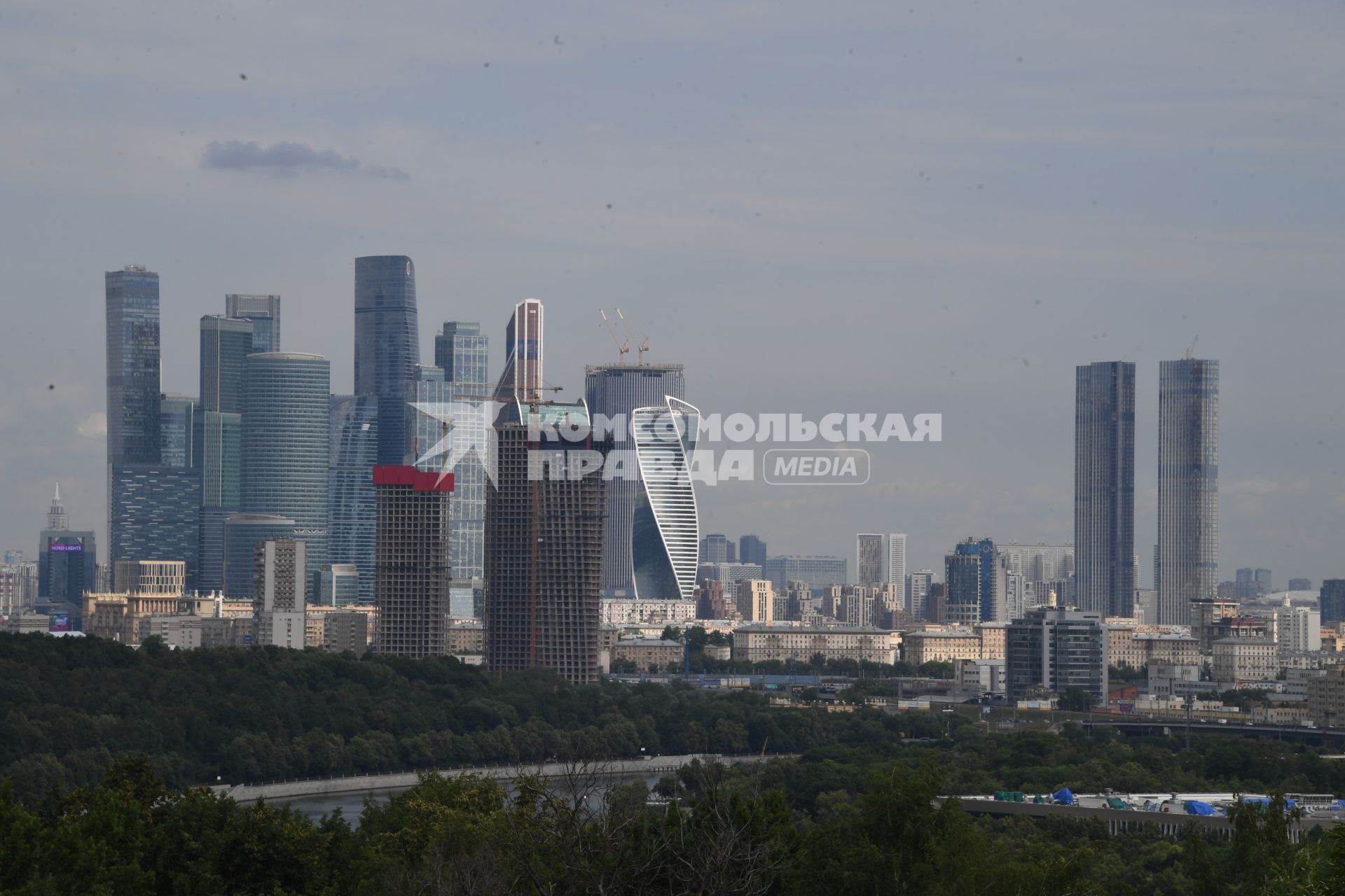Москва.  Панорама города со смотровой площадки на Воробьевых горах.