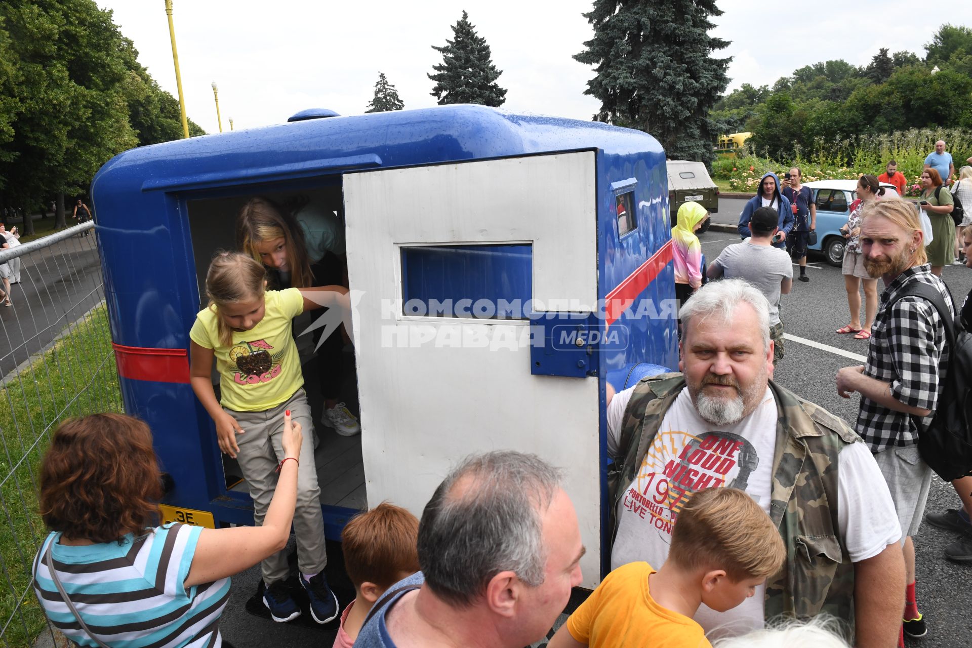 Москва. Посетители  на Воробьевых горах во время фестиваля `Ретрорейс` в рамках празднования Дня московского транспорта.