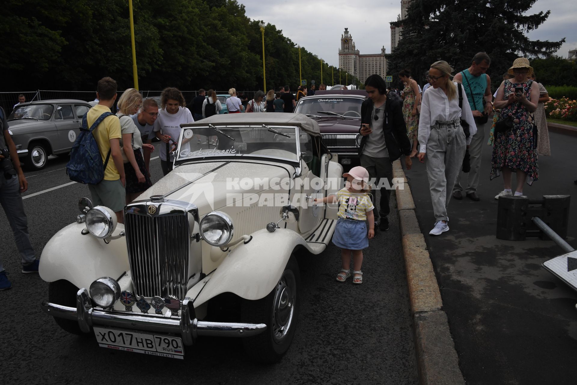 Москва.  Британский спортивный ретроавтомобиль MG на Воробьевых горах во время фестиваля `Ретрорейс` в рамках празднования Дня московского транспорта.