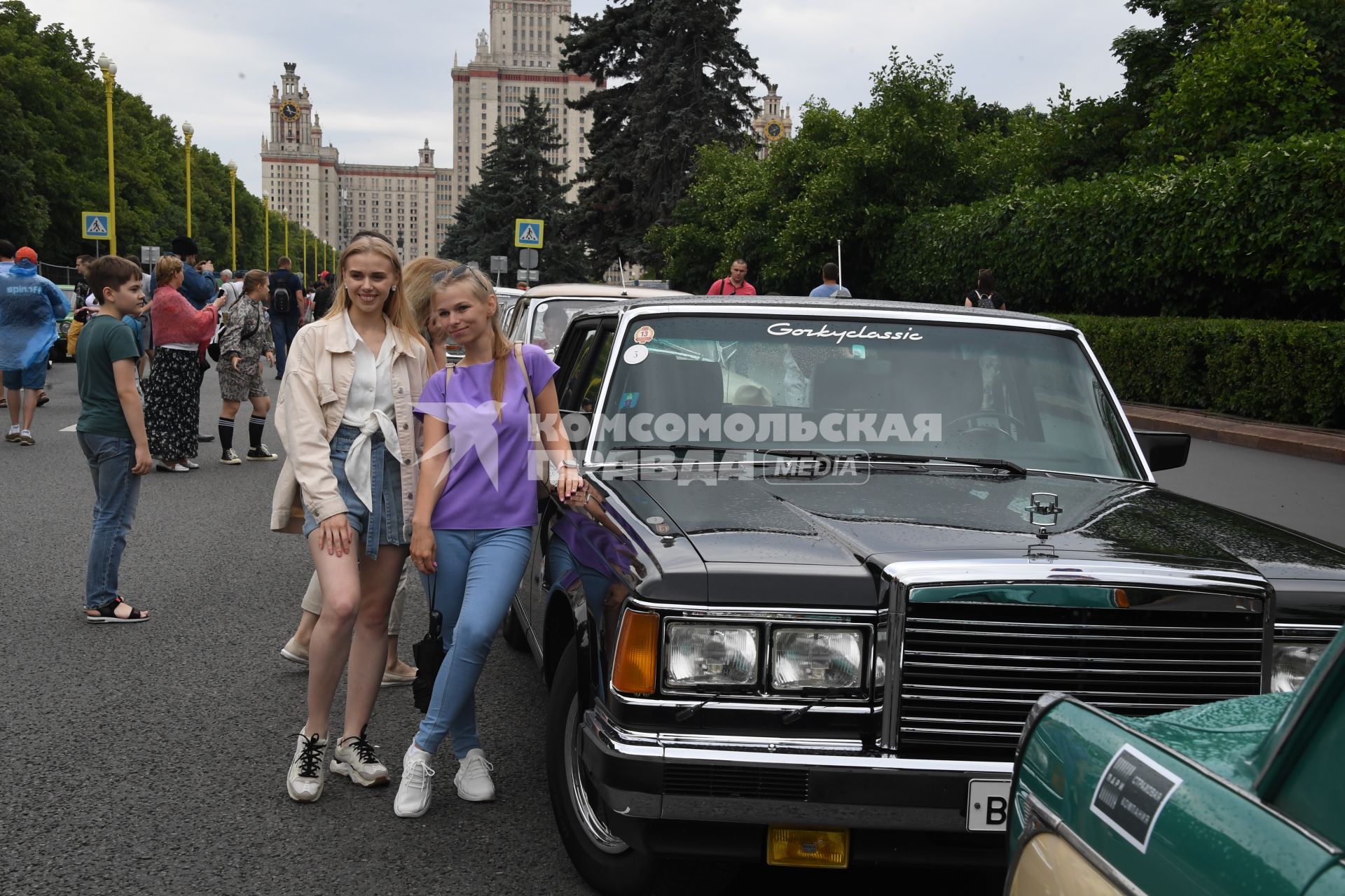Москва.  Девушки у ретроавтомобиля `ЗИЛ` на Воробьевых горах во время фестиваля `Ретрорейс` в рамках празднования Дня московского транспорта.